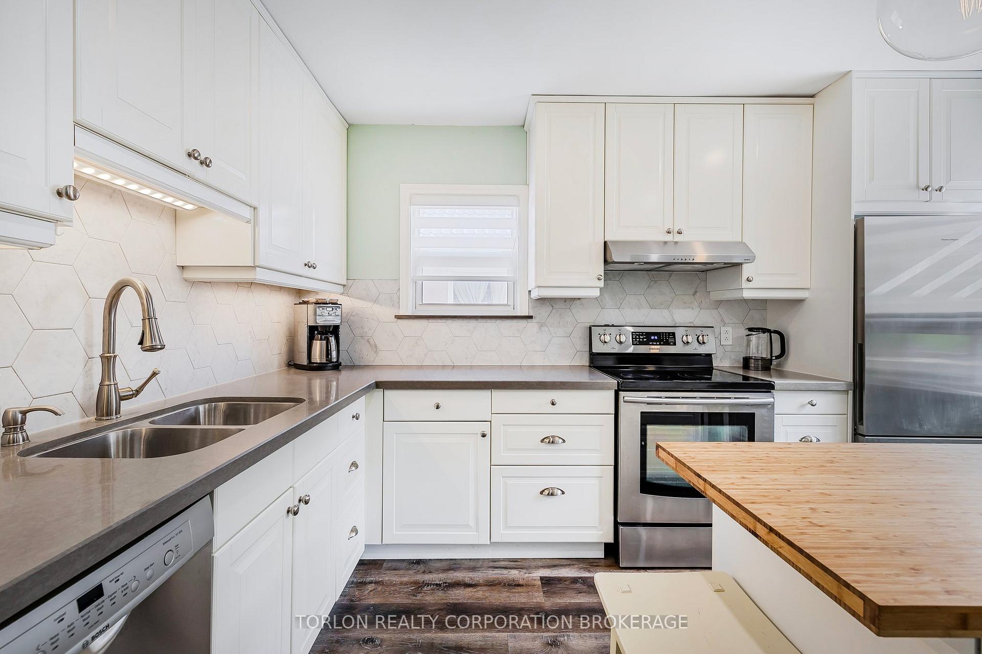 Photo 11 of 29 Mitcham Drive, Etobicoke, Alderwood — HOMEH