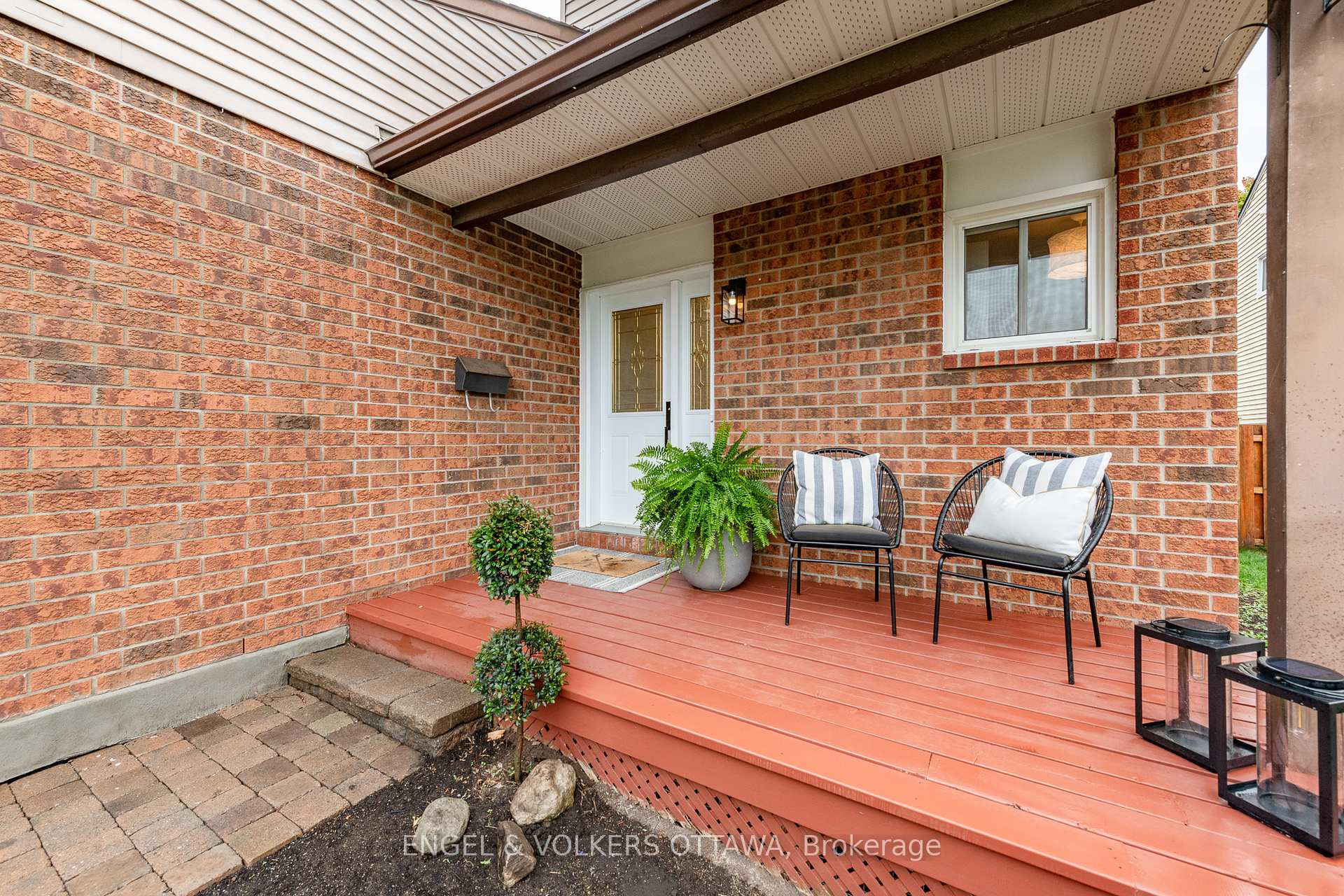Photo 3 of 39 Benlark Road, Ottawa, Barrhaven - On the Green — HOMEH