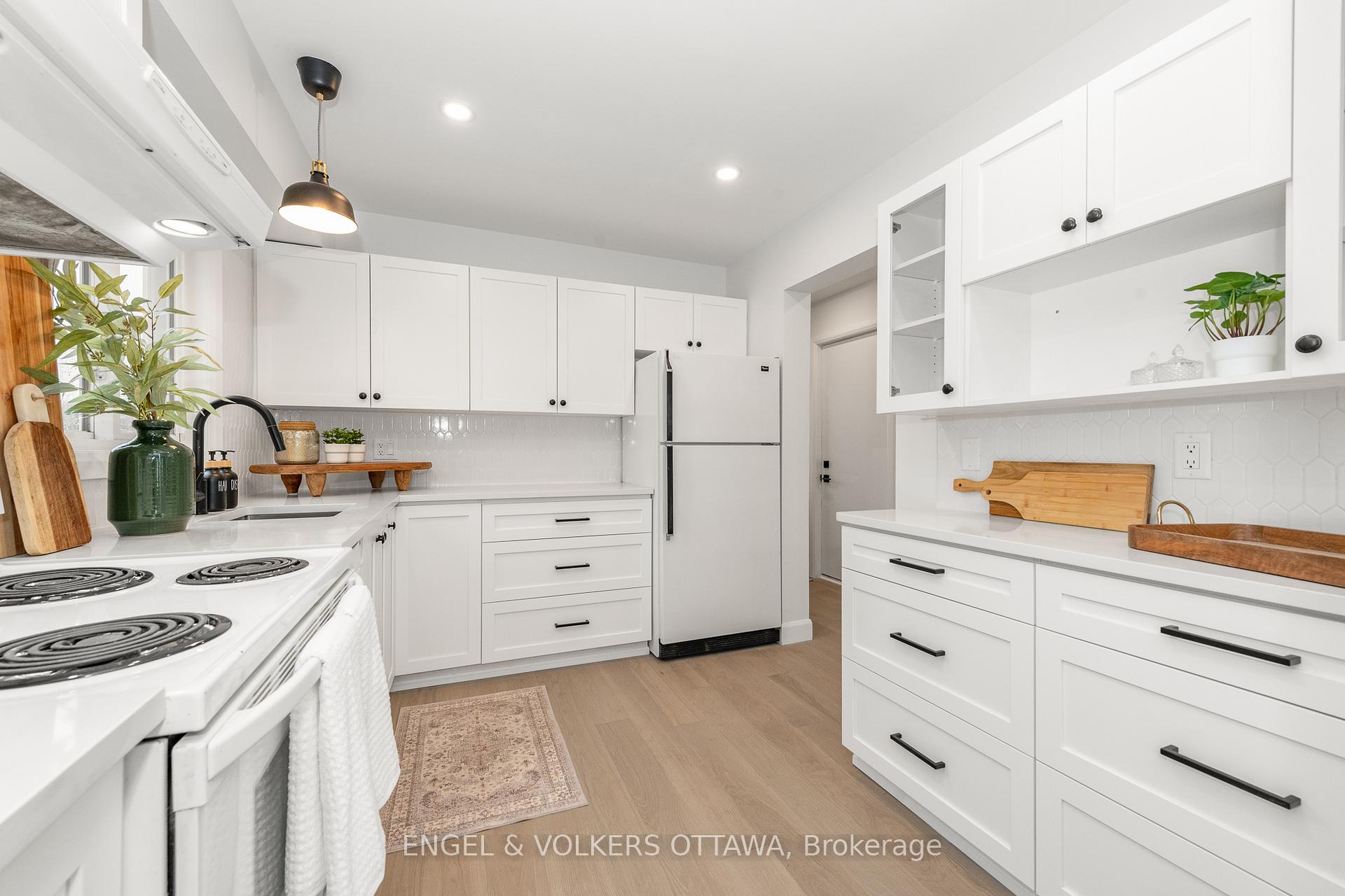 Photo 13 of 39 Benlark Road, Ottawa, Barrhaven - On the Green — HOMEH