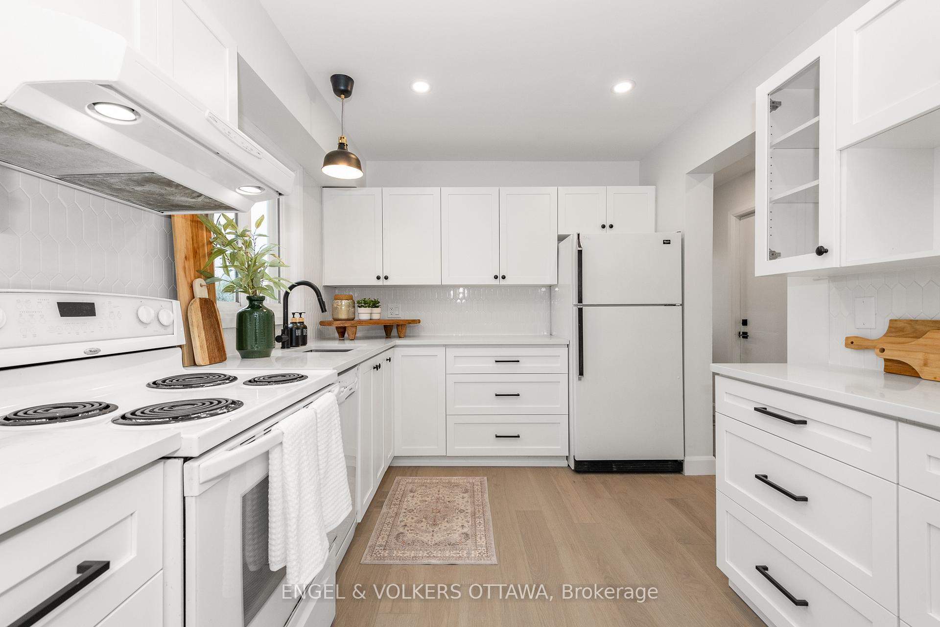 Photo 15 of 39 Benlark Road, Ottawa, Barrhaven - On the Green — HOMEH