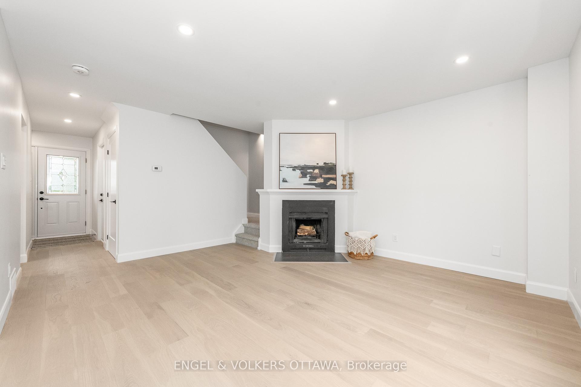 Photo 17 of 39 Benlark Road, Ottawa, Barrhaven - On the Green — HOMEH