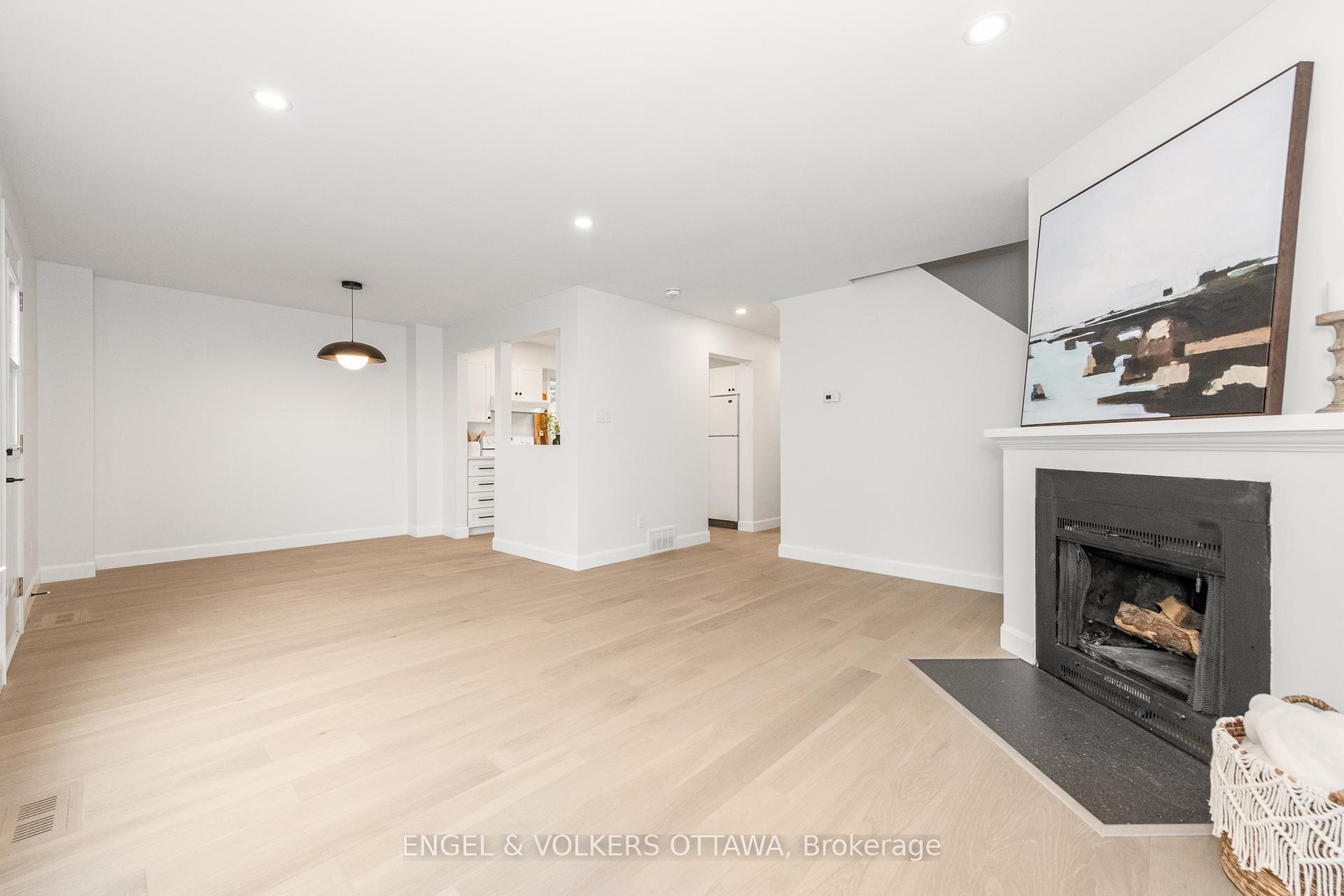 Photo 21 of 39 Benlark Road, Ottawa, Barrhaven - On the Green — HOMEH