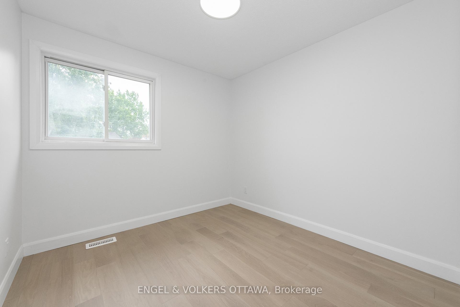 Photo 28 of 39 Benlark Road, Ottawa, Barrhaven - On the Green — HOMEH