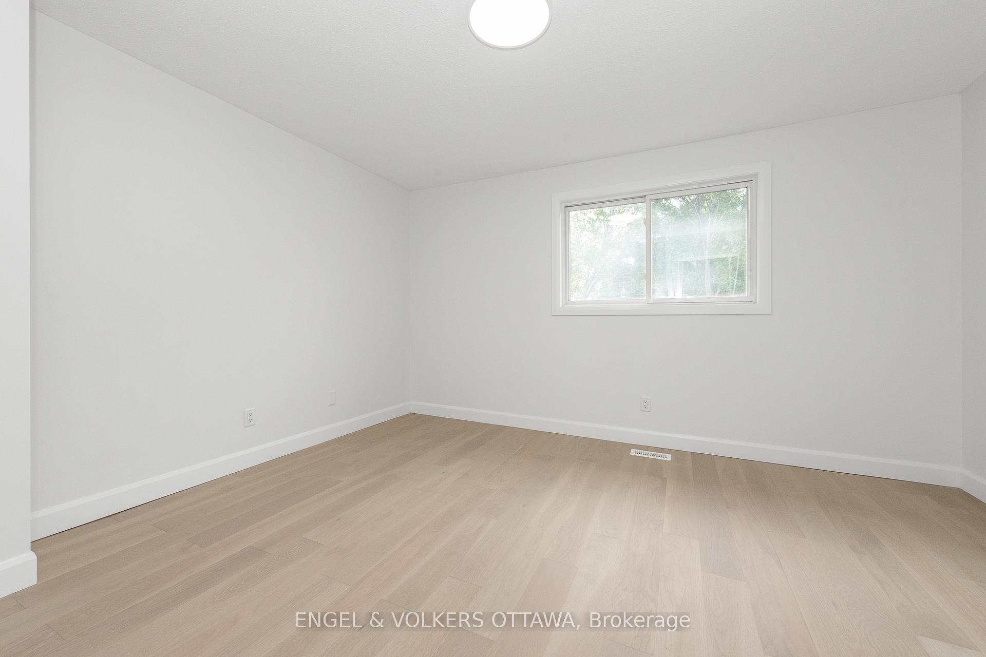 Photo 33 of 39 Benlark Road, Ottawa, Barrhaven - On the Green — HOMEH