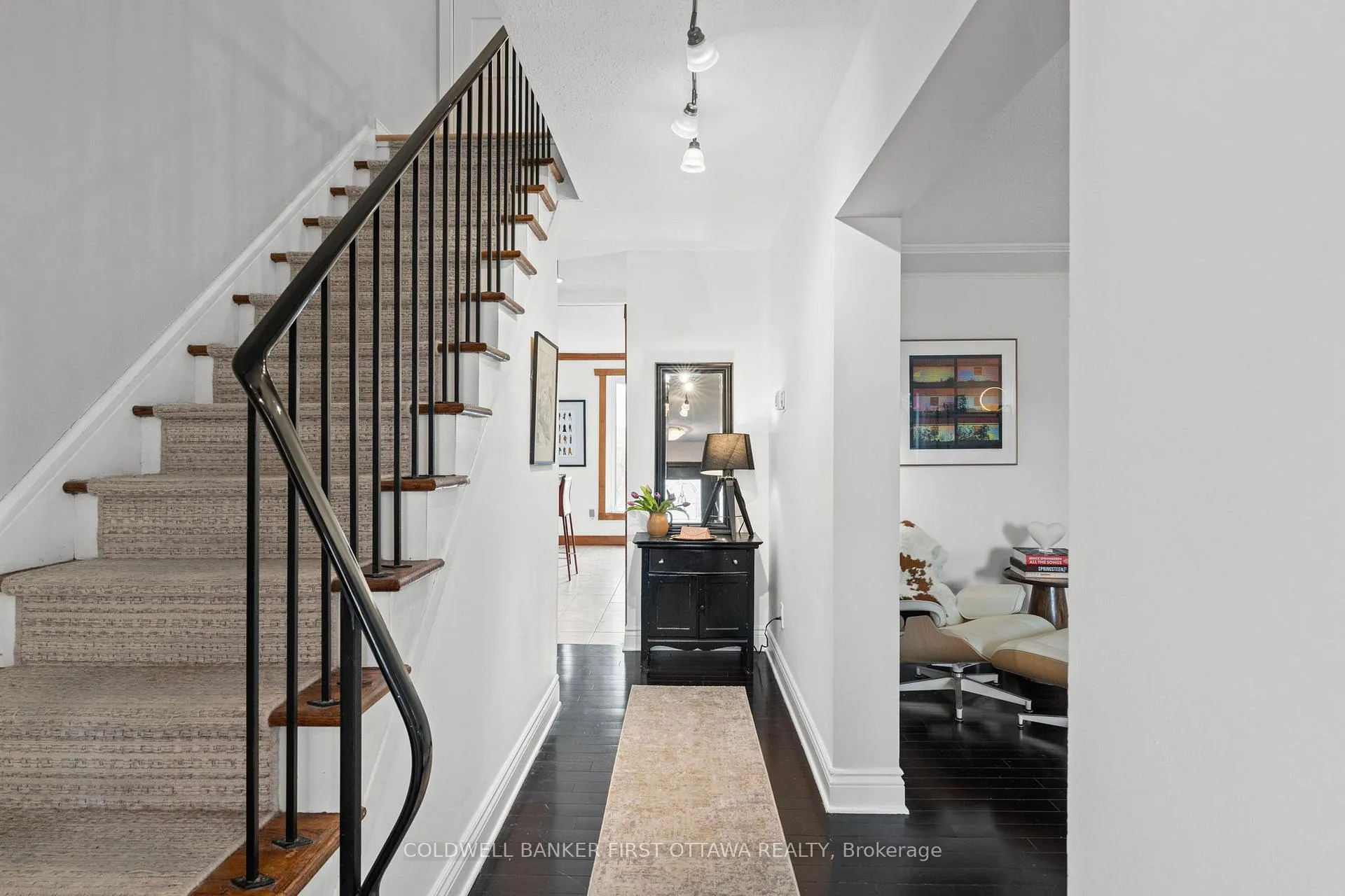 Photo 3 of 823 Eastvale Drive, Ottawa, Beacon Hill North — HOMEH