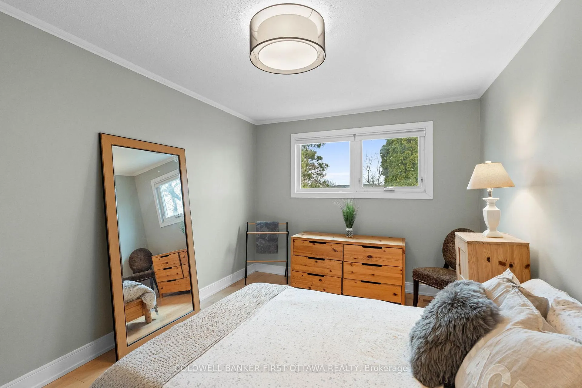 Photo 22 of 823 Eastvale Drive, Ottawa, Beacon Hill North — HOMEH