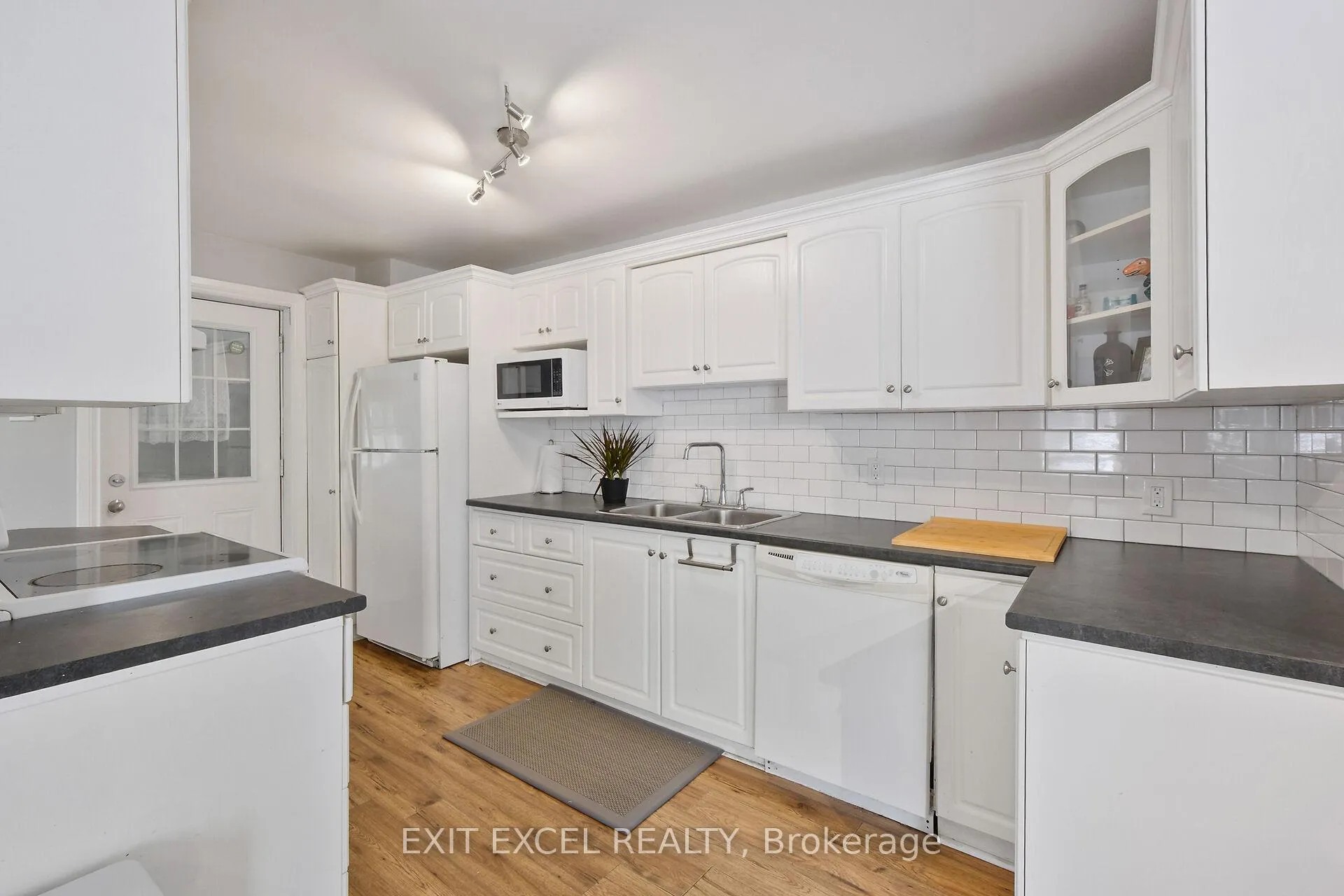 Photo 11 of 82 McLachlin Street N, Arnprior — HOMEH