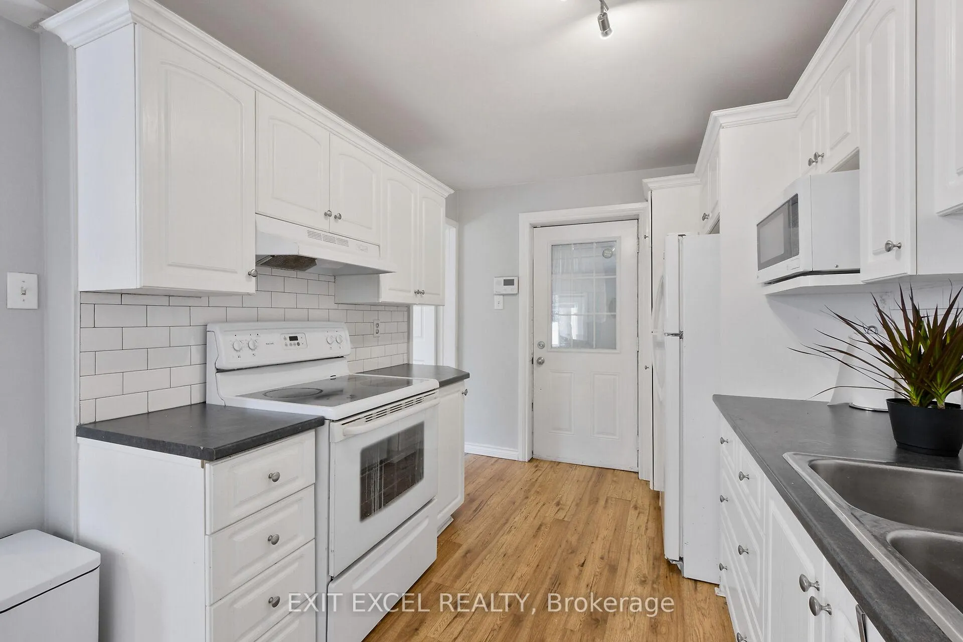 Photo 12 of 82 McLachlin Street N, Arnprior — HOMEH