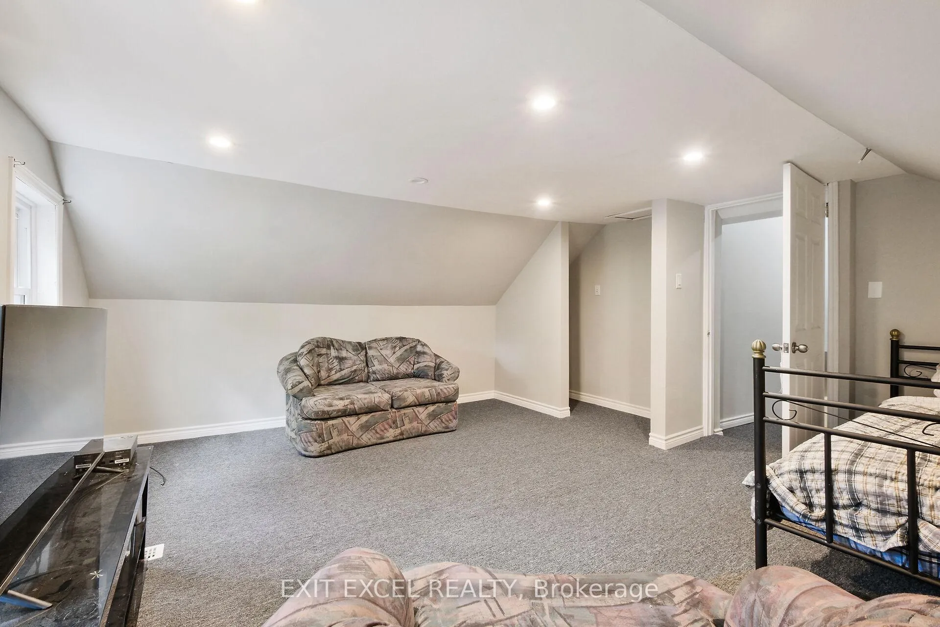 Photo 18 of 82 McLachlin Street N, Arnprior — HOMEH