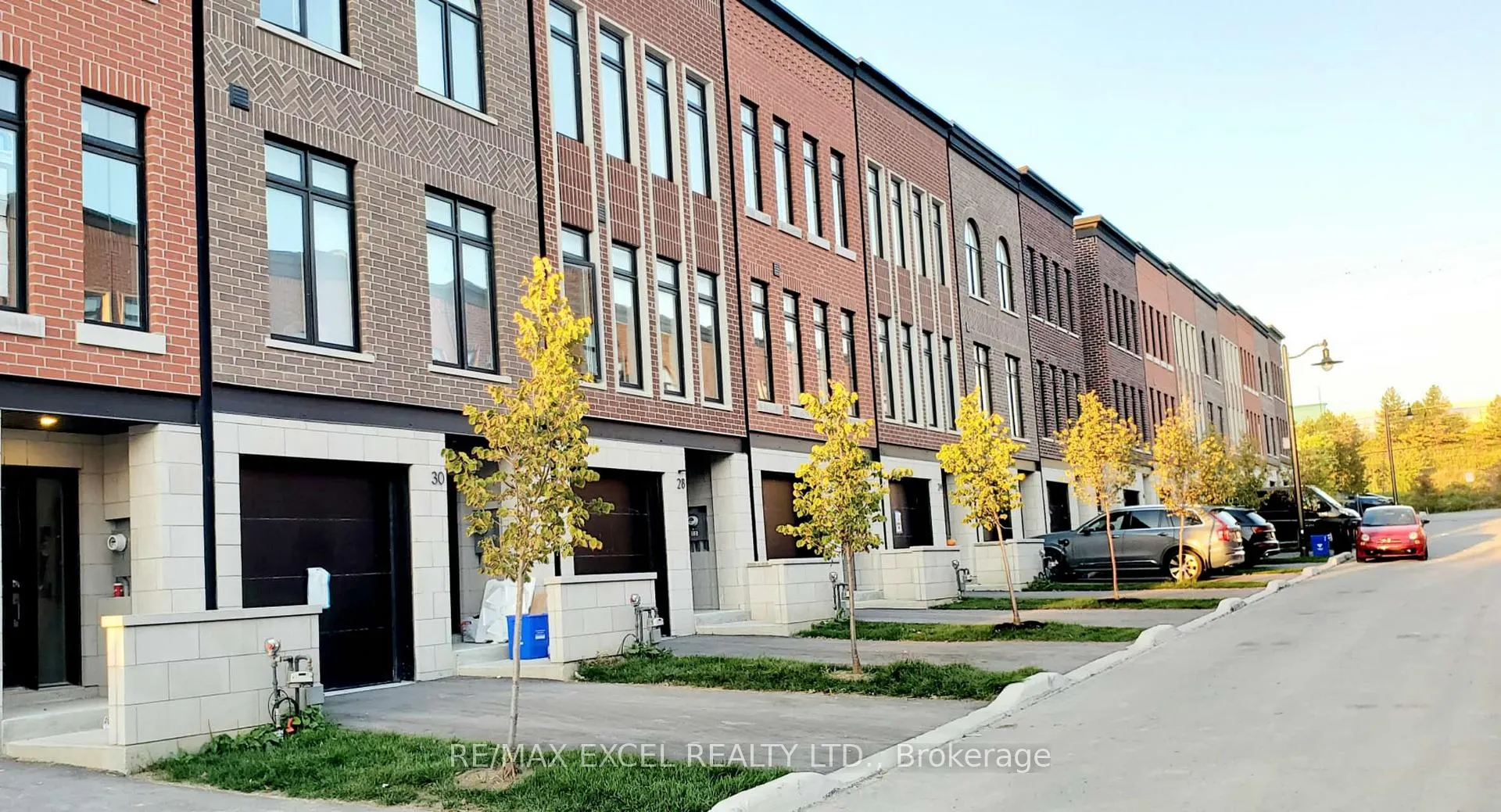 Photo 4 of 20 Chestnut Court, Aurora, Rural Aurora — HOMEH