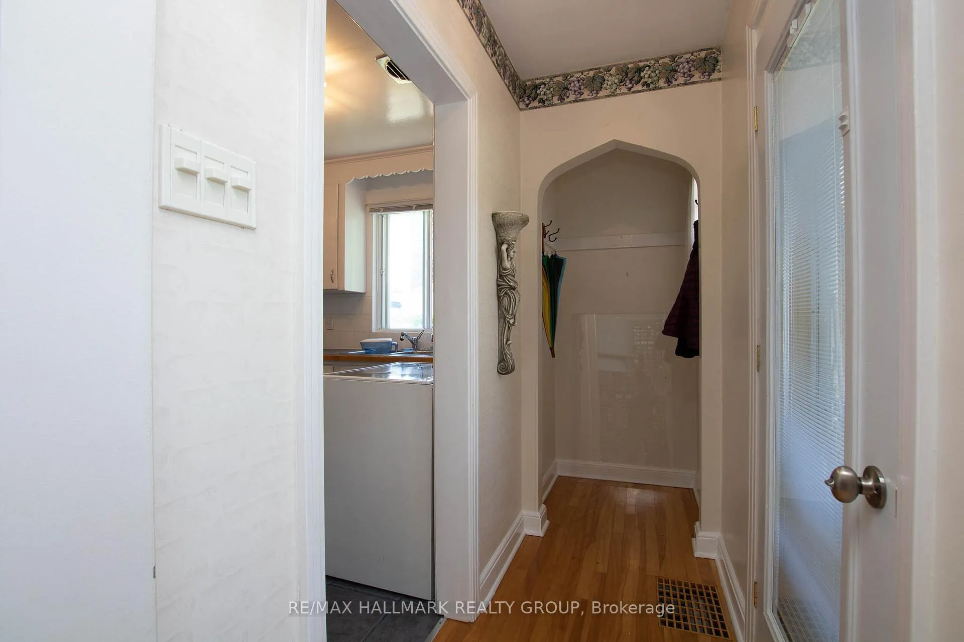 Photo 3 of 316 Ducharme Boulevard, Ottawa, Vanier — HOMEH