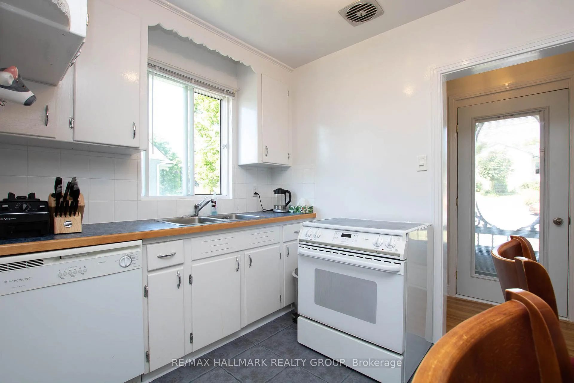 Photo 6 of 316 Ducharme Boulevard, Ottawa, Vanier — HOMEH