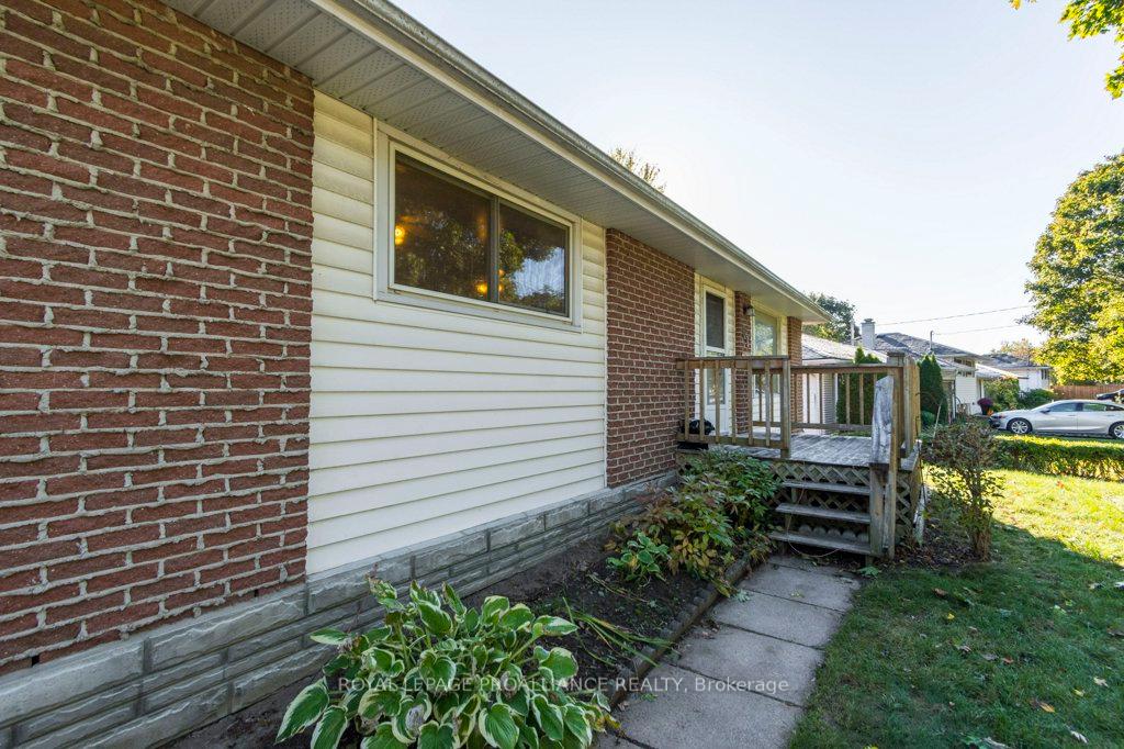 Photo 2 of 69 Thorncliffe Drive, Belleville, Belleville Ward — HOMEH