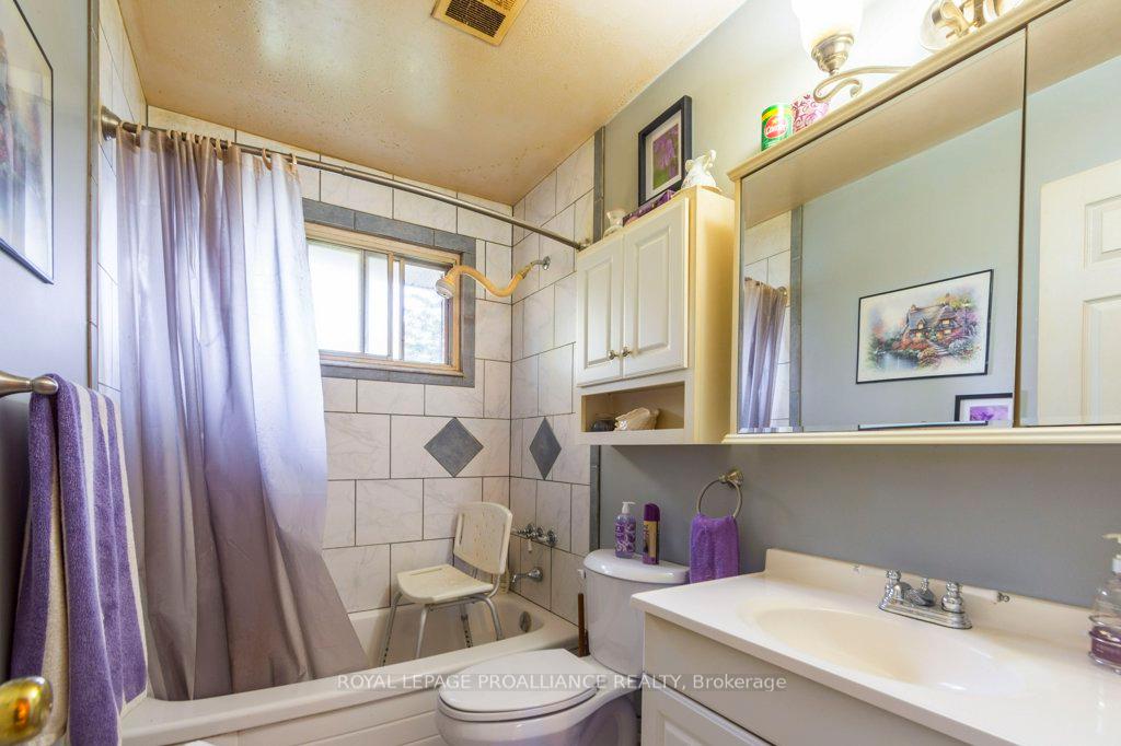 Photo 12 of 69 Thorncliffe Drive, Belleville, Belleville Ward — HOMEH