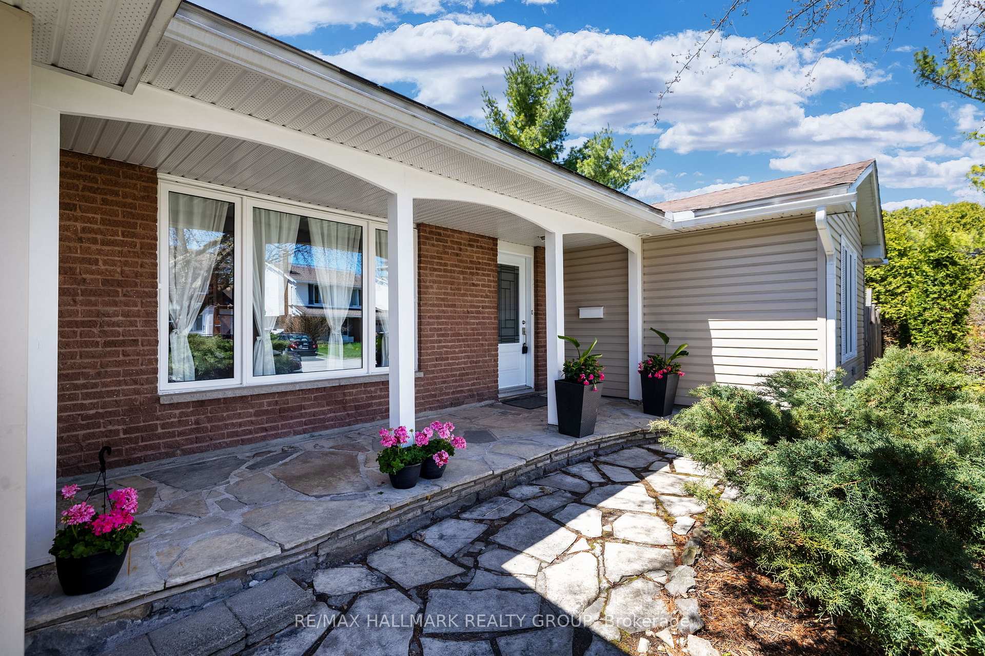 Photo 4 of 800 De Salaberry Street, Ottawa, Beacon Hill North — HOMEH