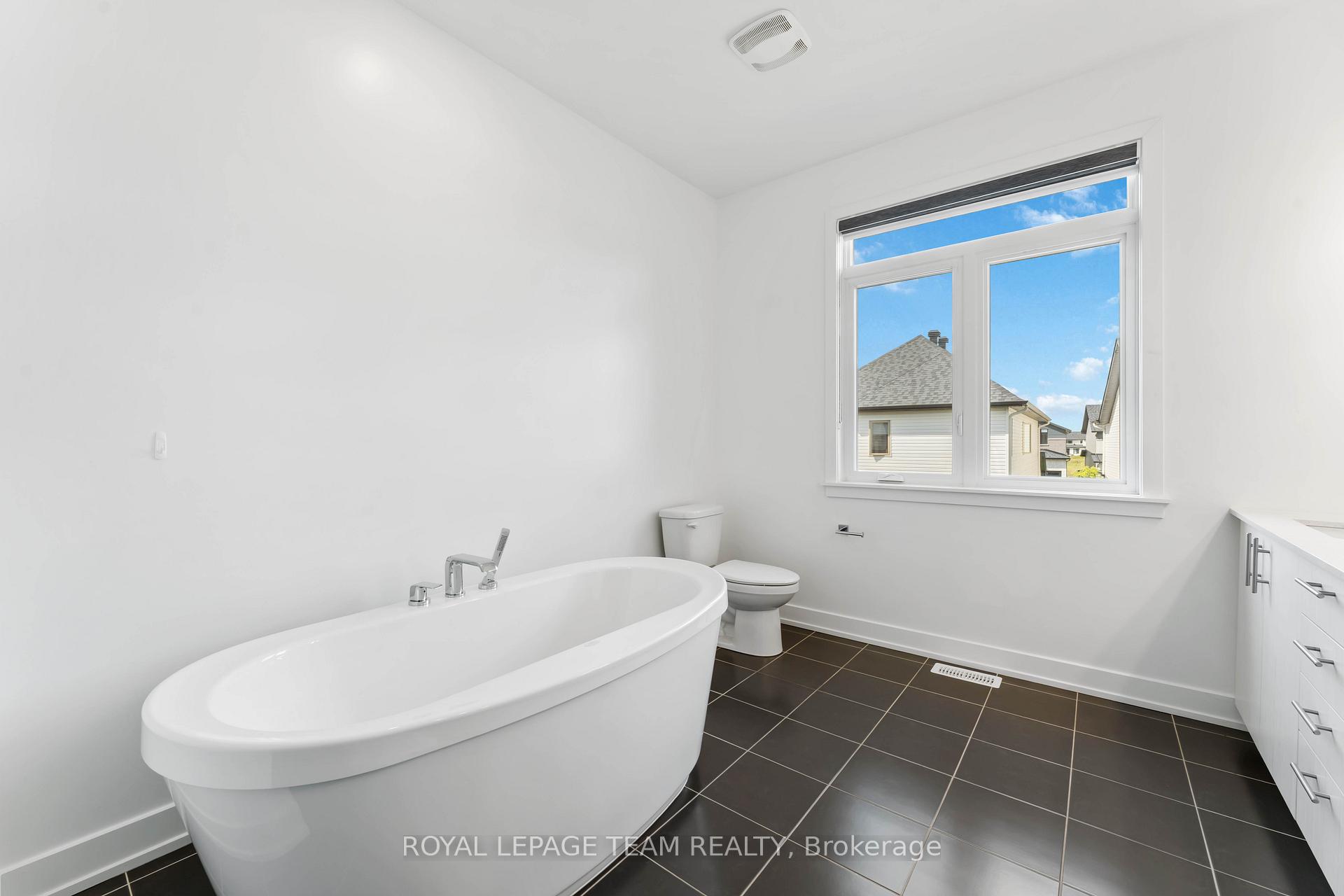 Photo 26 of 27 Peony Lane, Ottawa, Riverside South/Gloucester Glen — HOMEH
