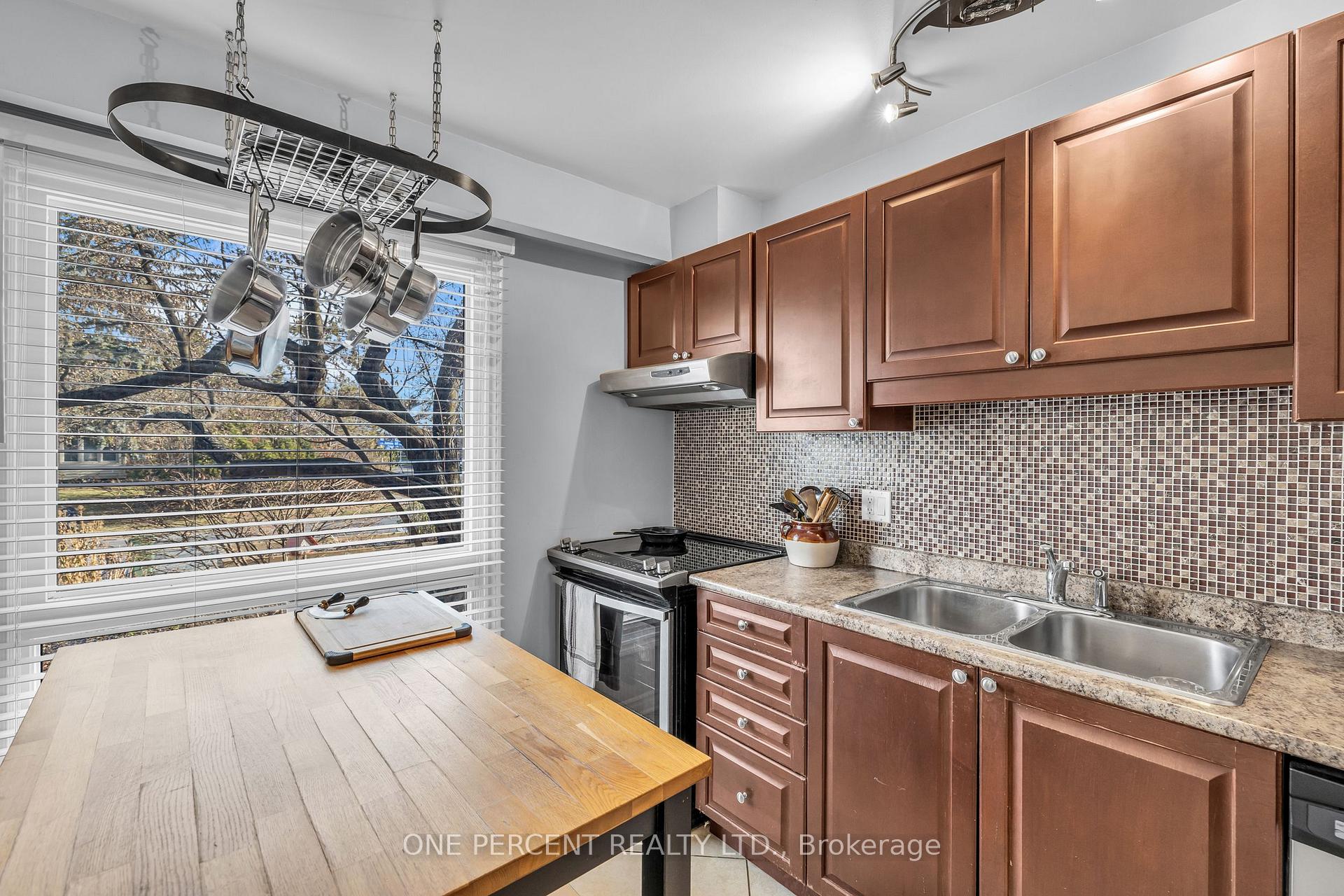 Photo 7 of 2533 Autumn Hill Crescent, Ottawa, Blackburn Hamlet (South) — HOMEH