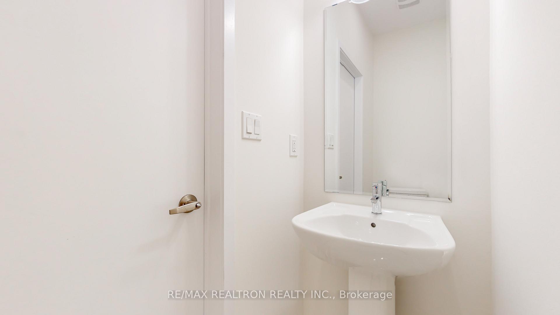 Photo 4 of 10 Seacoasts Circle, Vaughan, Maple — HOMEH