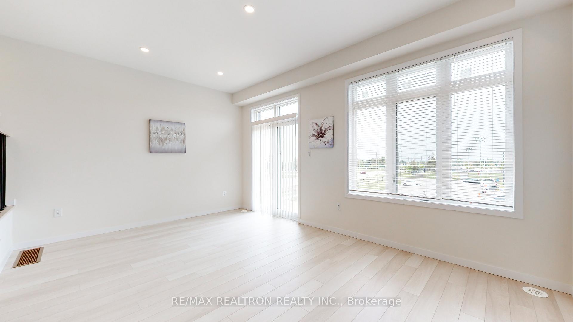 Photo 12 of 10 Seacoasts Circle, Vaughan, Maple — HOMEH