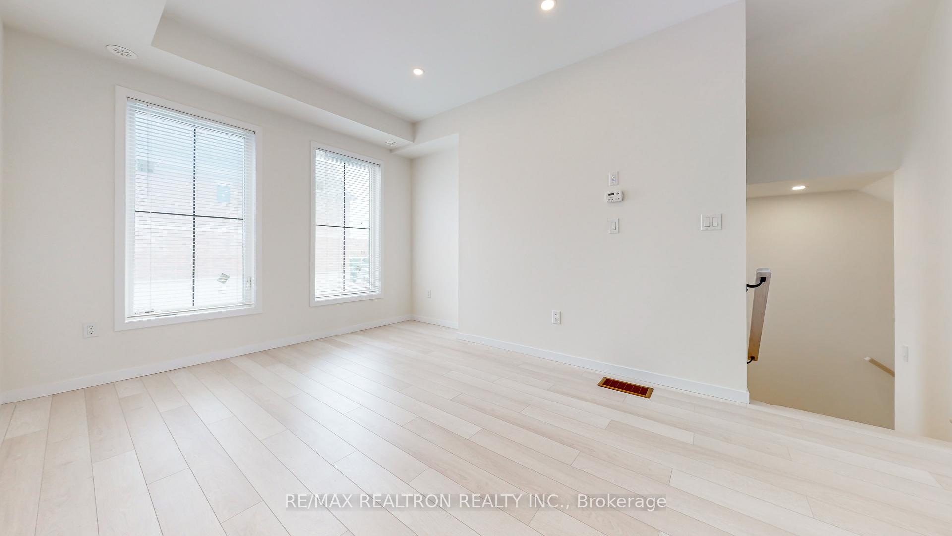 Photo 14 of 10 Seacoasts Circle, Vaughan, Maple — HOMEH