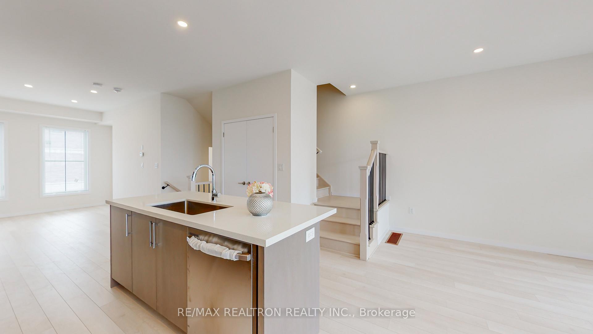 Photo 16 of 10 Seacoasts Circle, Vaughan, Maple — HOMEH