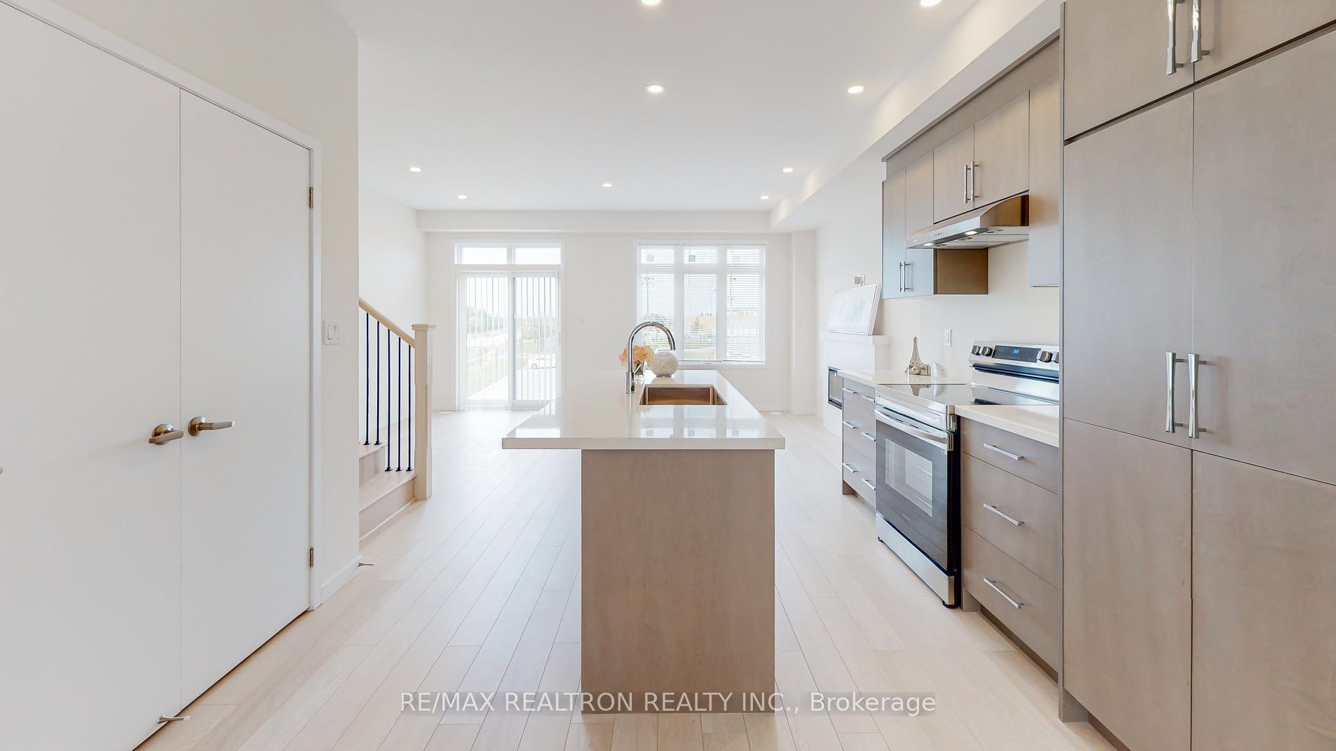 Photo 17 of 10 Seacoasts Circle, Vaughan, Maple — HOMEH