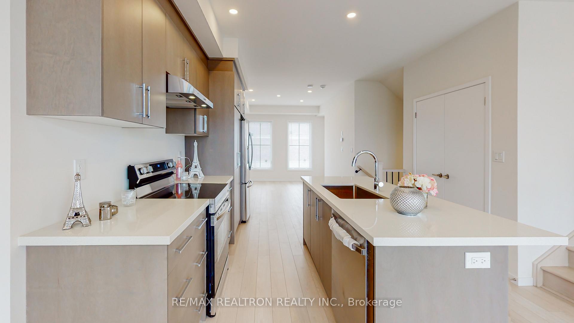 Photo 19 of 10 Seacoasts Circle, Vaughan, Maple — HOMEH