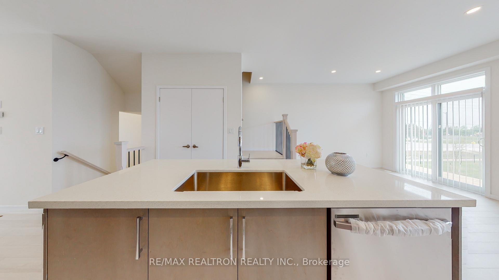 Photo 21 of 10 Seacoasts Circle, Vaughan, Maple — HOMEH