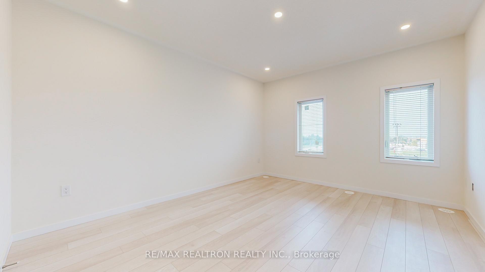 Photo 33 of 10 Seacoasts Circle, Vaughan, Maple — HOMEH