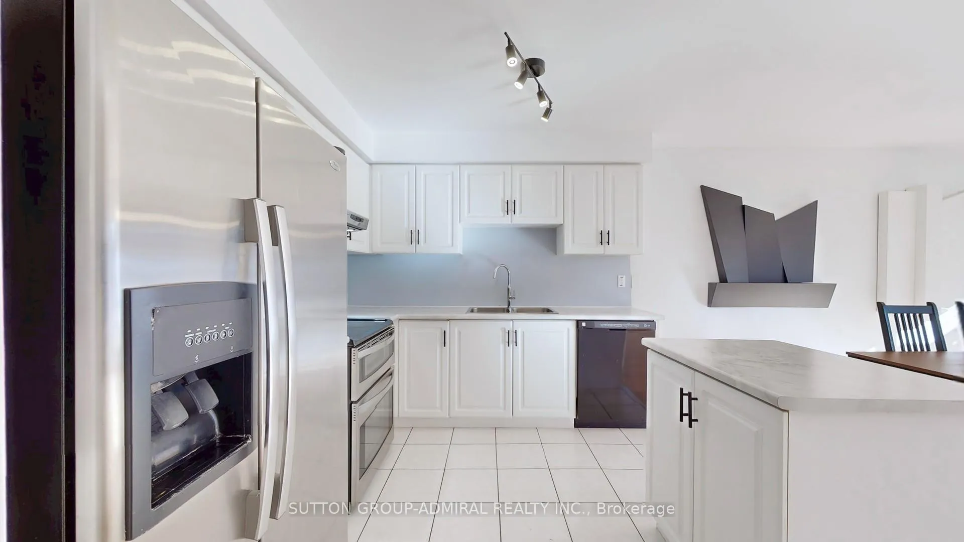 Photo 7 of 111 Kelso Crescent, Vaughan, Maple — HOMEH