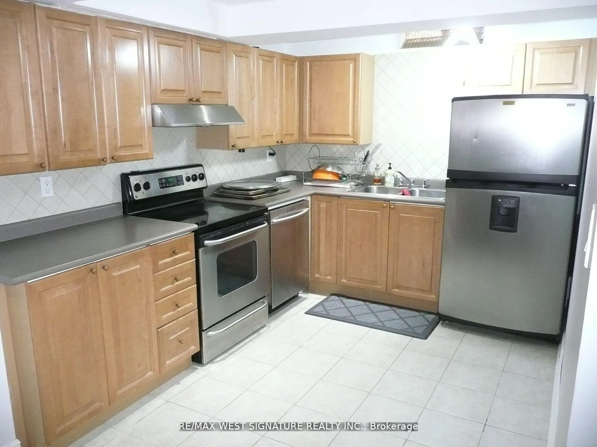 Photo 2 of 70 Robertson Close, Vaughan, Maple — HOMEH