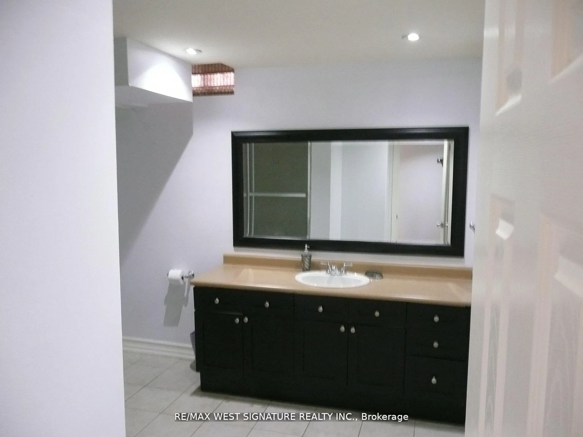 Photo 9 of 70 Robertson Close, Vaughan, Maple — HOMEH