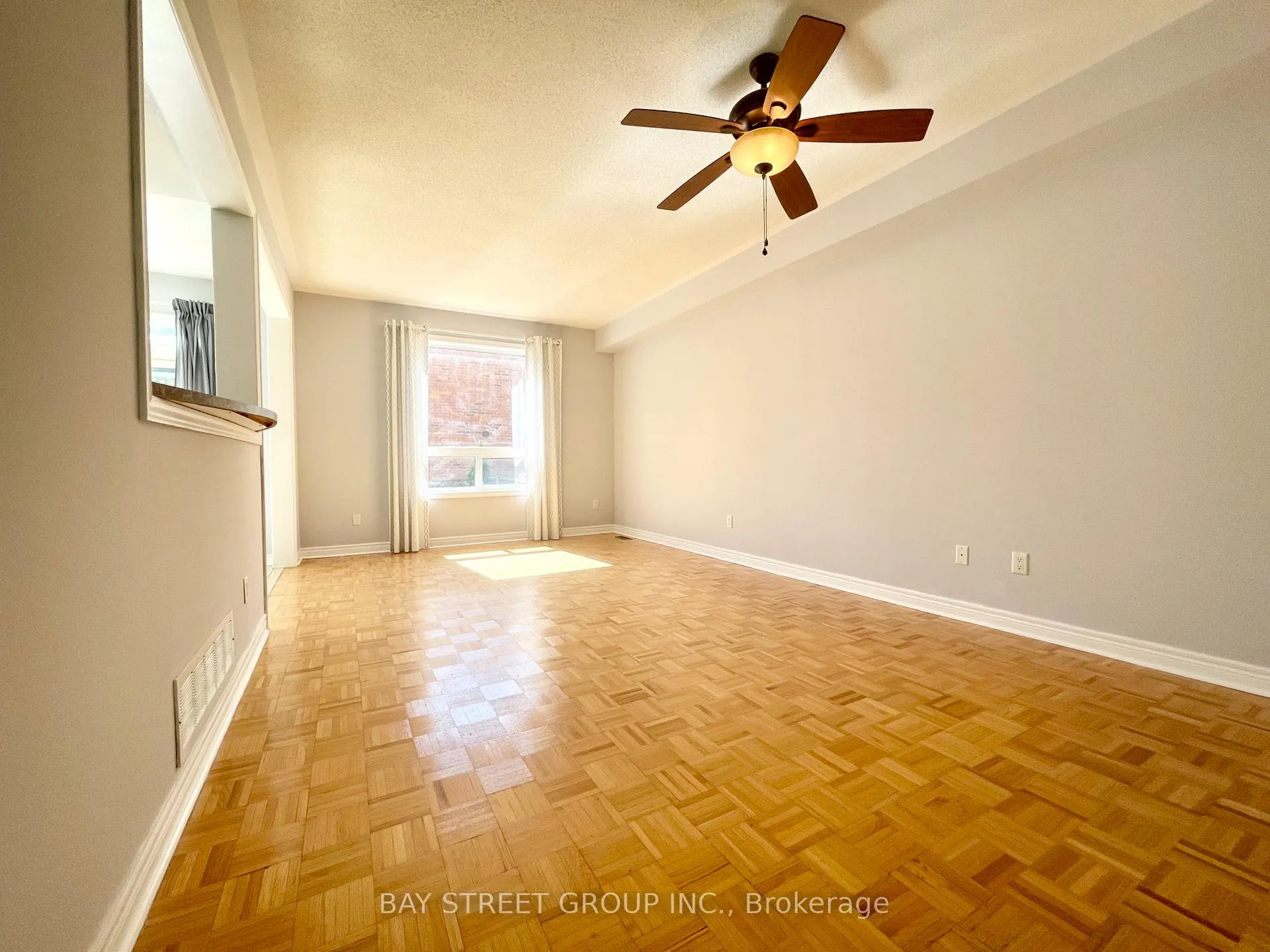 Photo 3 of 196 Kirkvalley Crescent, Aurora, Bayview Wellington — HOMEH
