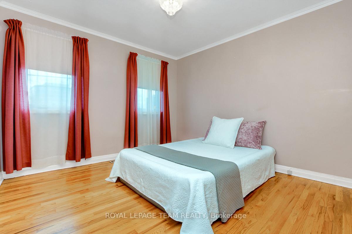Photo 18 of 2027 Ogilvie Road, Ottawa, Cardinal Heights — HOMEH