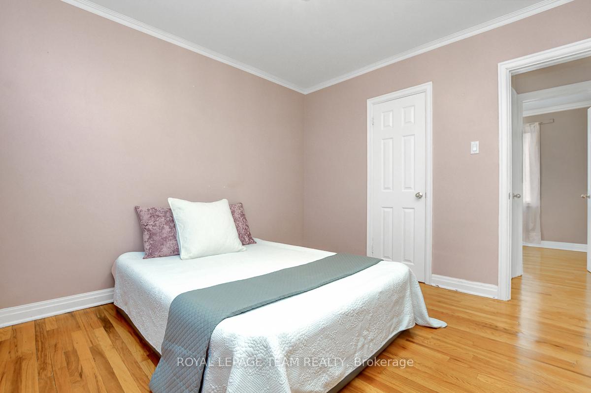 Photo 17 of 2027 Ogilvie Road, Ottawa, Cardinal Heights — HOMEH