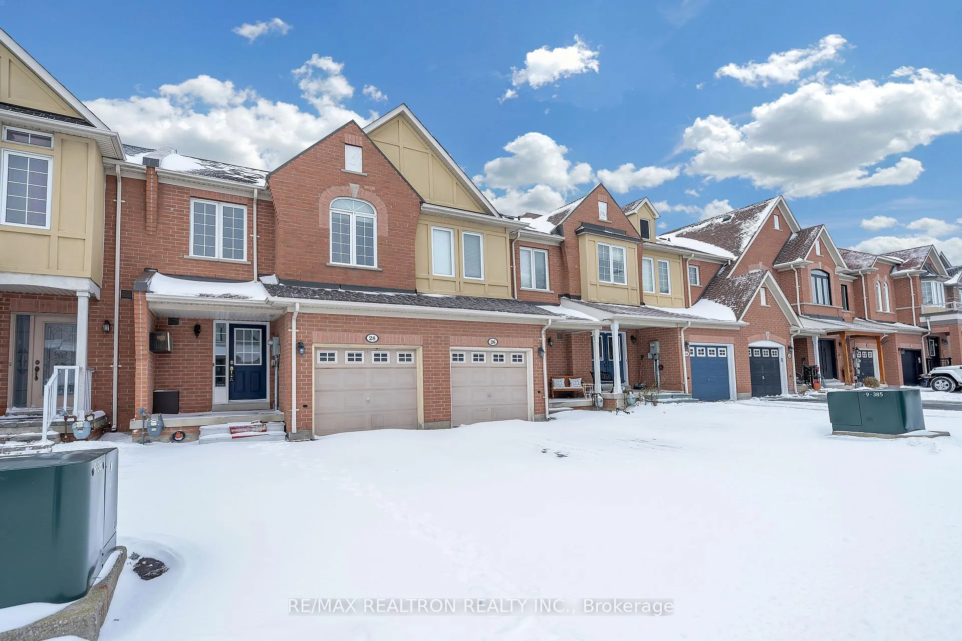 Photo 2 of 28 Daniel Reaman Crescent, Vaughan, Patterson — HOMEH