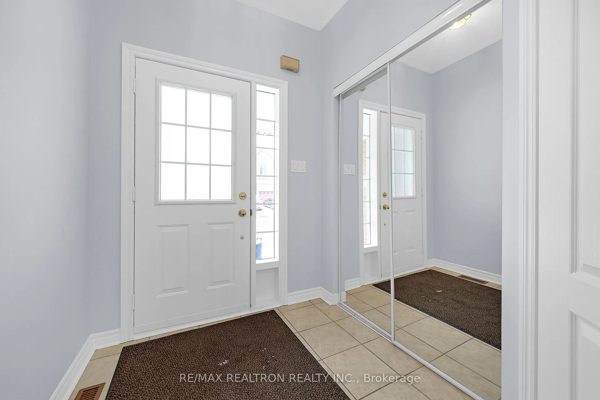Photo 4 of 28 Daniel Reaman Crescent, Vaughan, Patterson — HOMEH