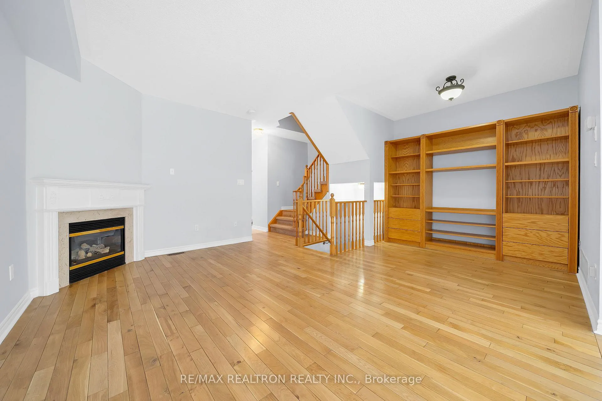 Photo 7 of 28 Daniel Reaman Crescent, Vaughan, Patterson — HOMEH