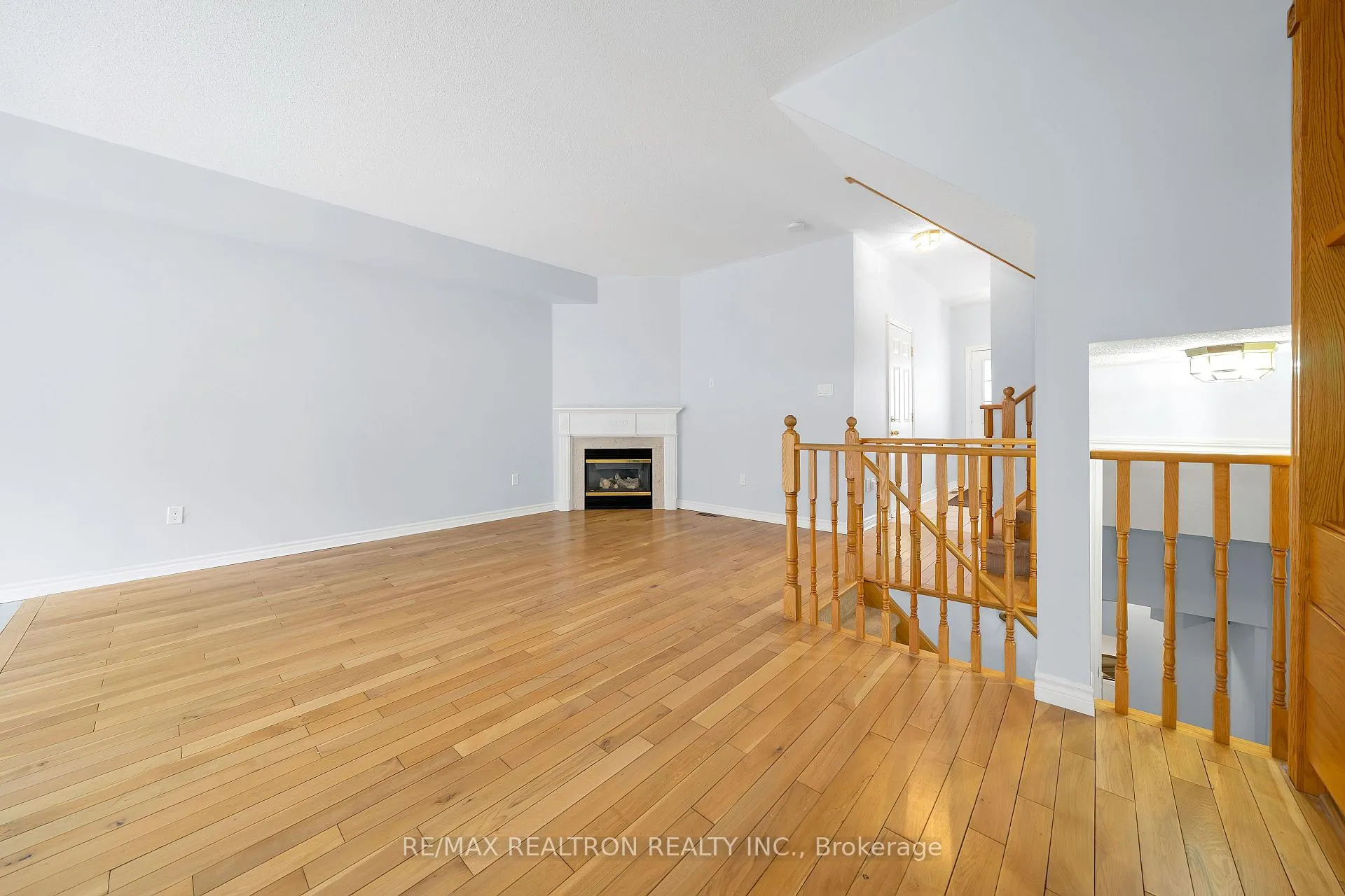 Photo 8 of 28 Daniel Reaman Crescent, Vaughan, Patterson — HOMEH