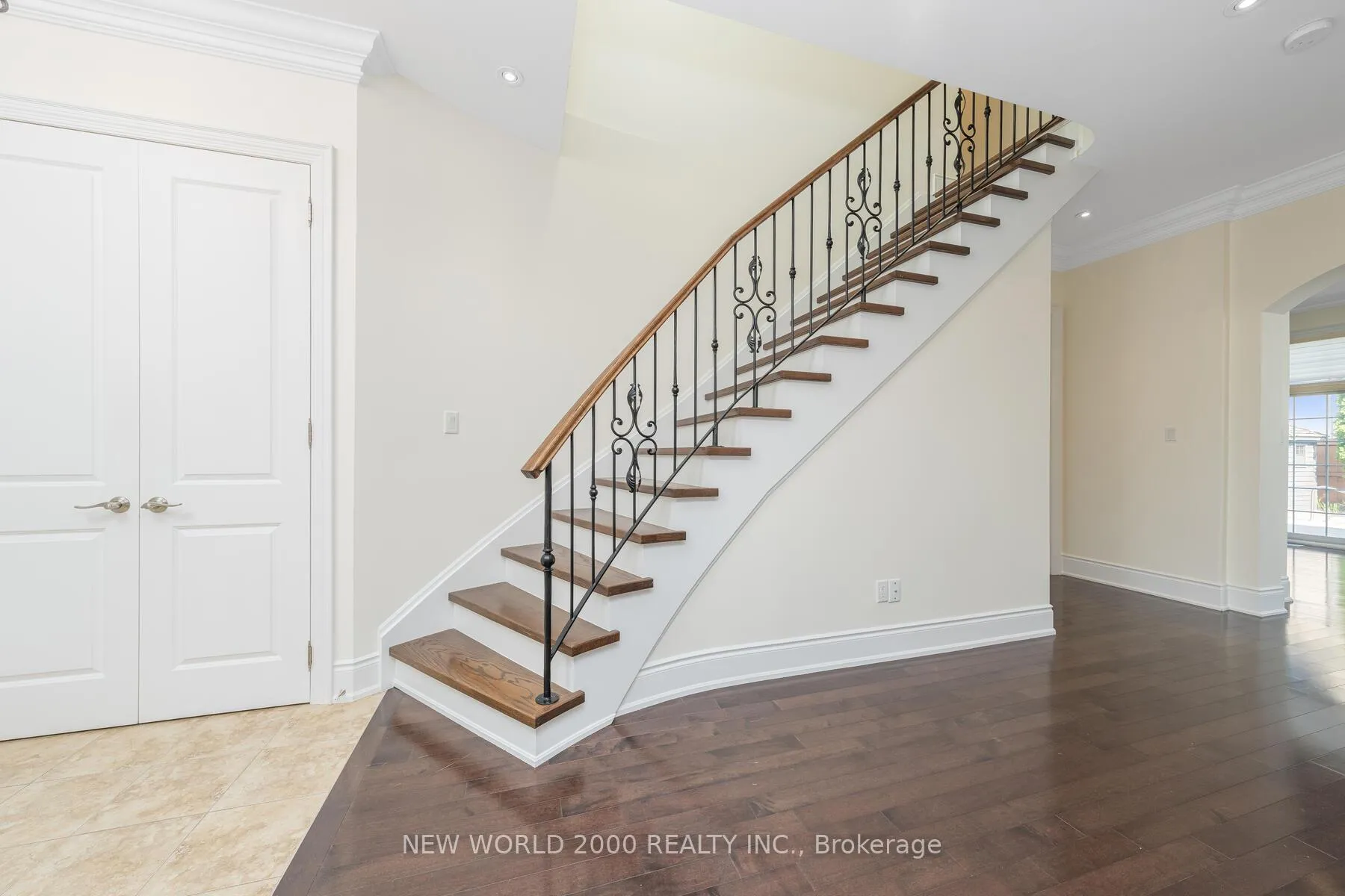 Photo 13 of 10 Orleans Circle, Vaughan, Vellore Village — HOMEH