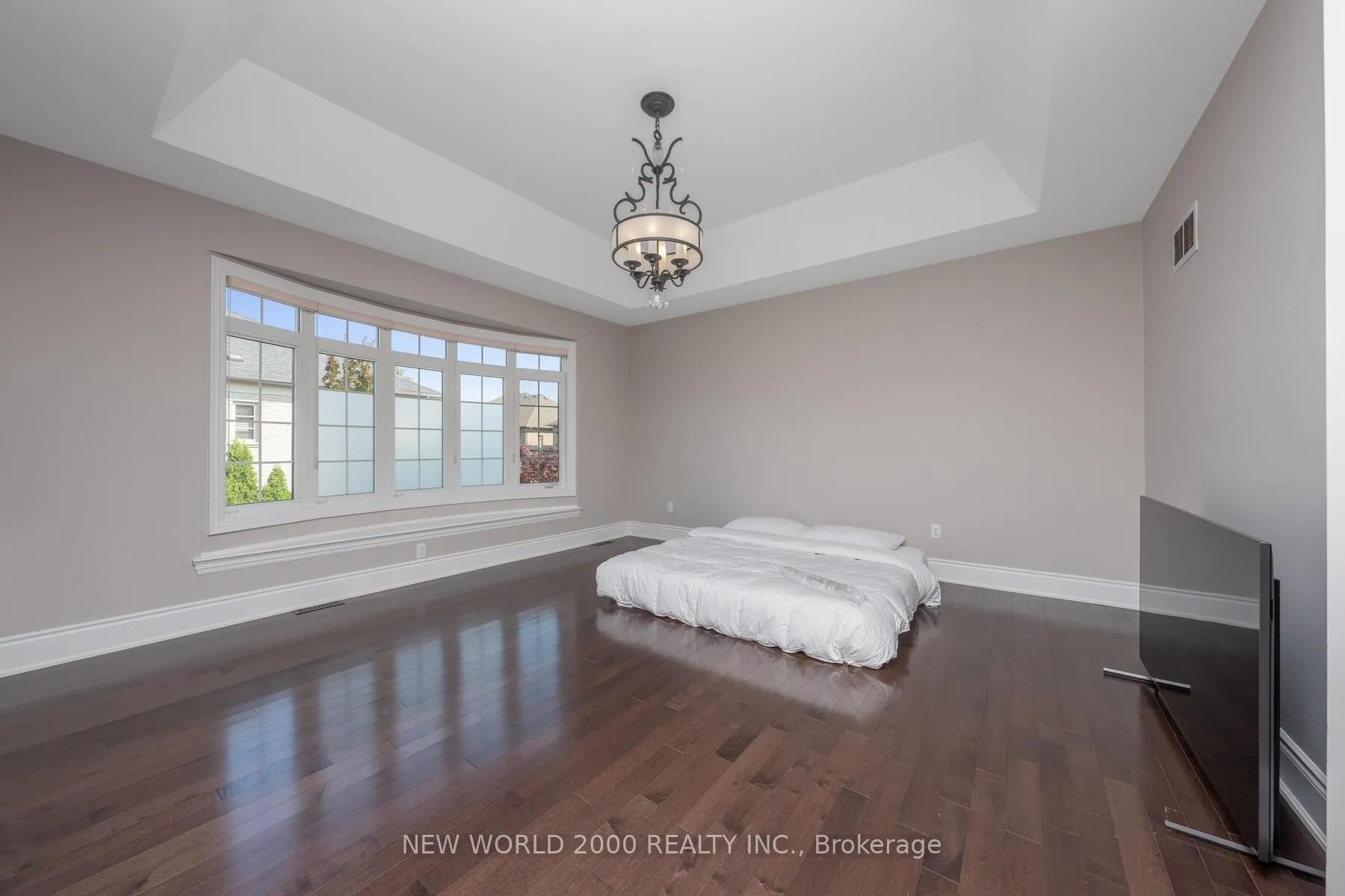 Photo 14 of 10 Orleans Circle, Vaughan, Vellore Village — HOMEH