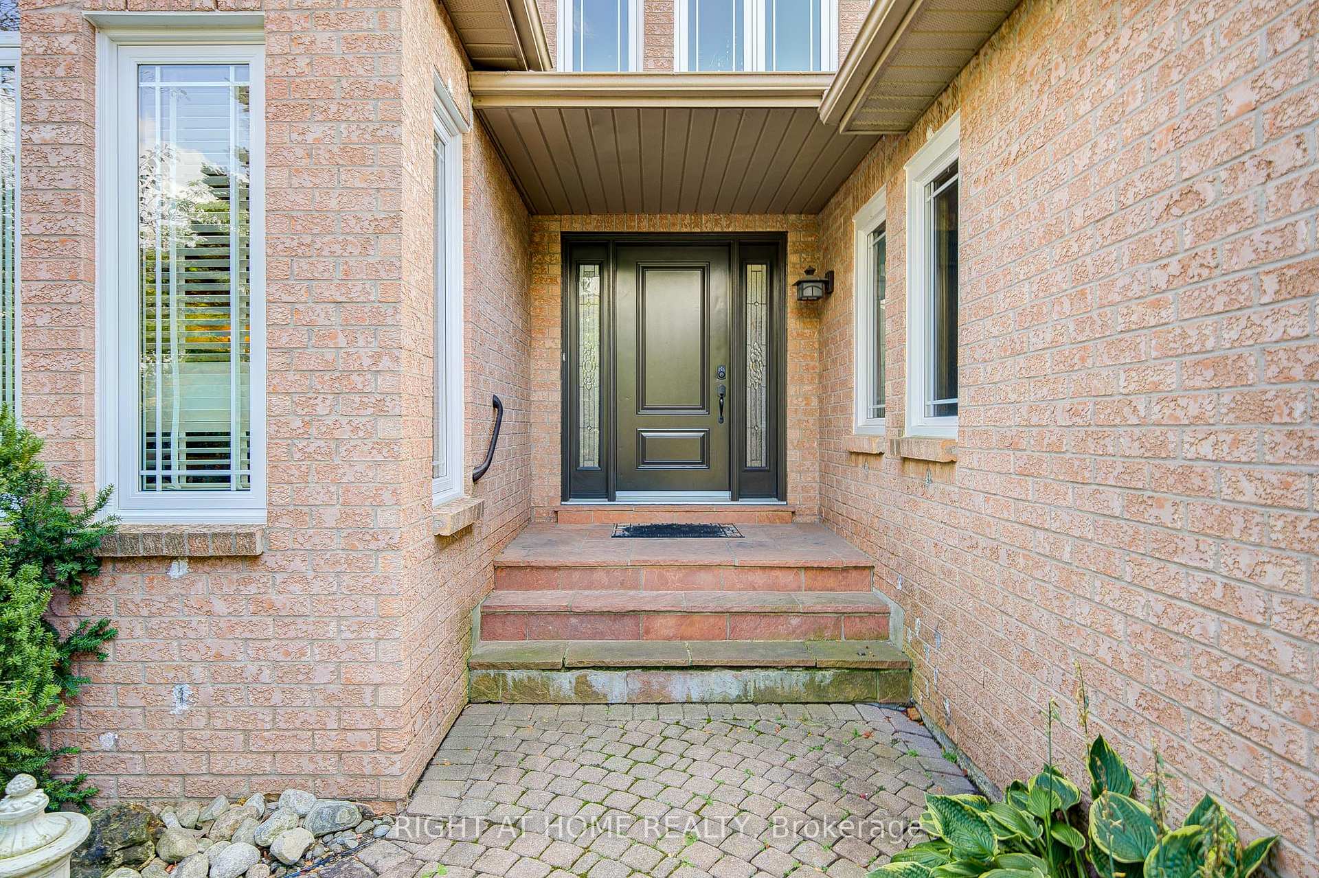 Photo 4 of 128 Carlyle Crescent, Aurora, Aurora Highlands — HOMEH