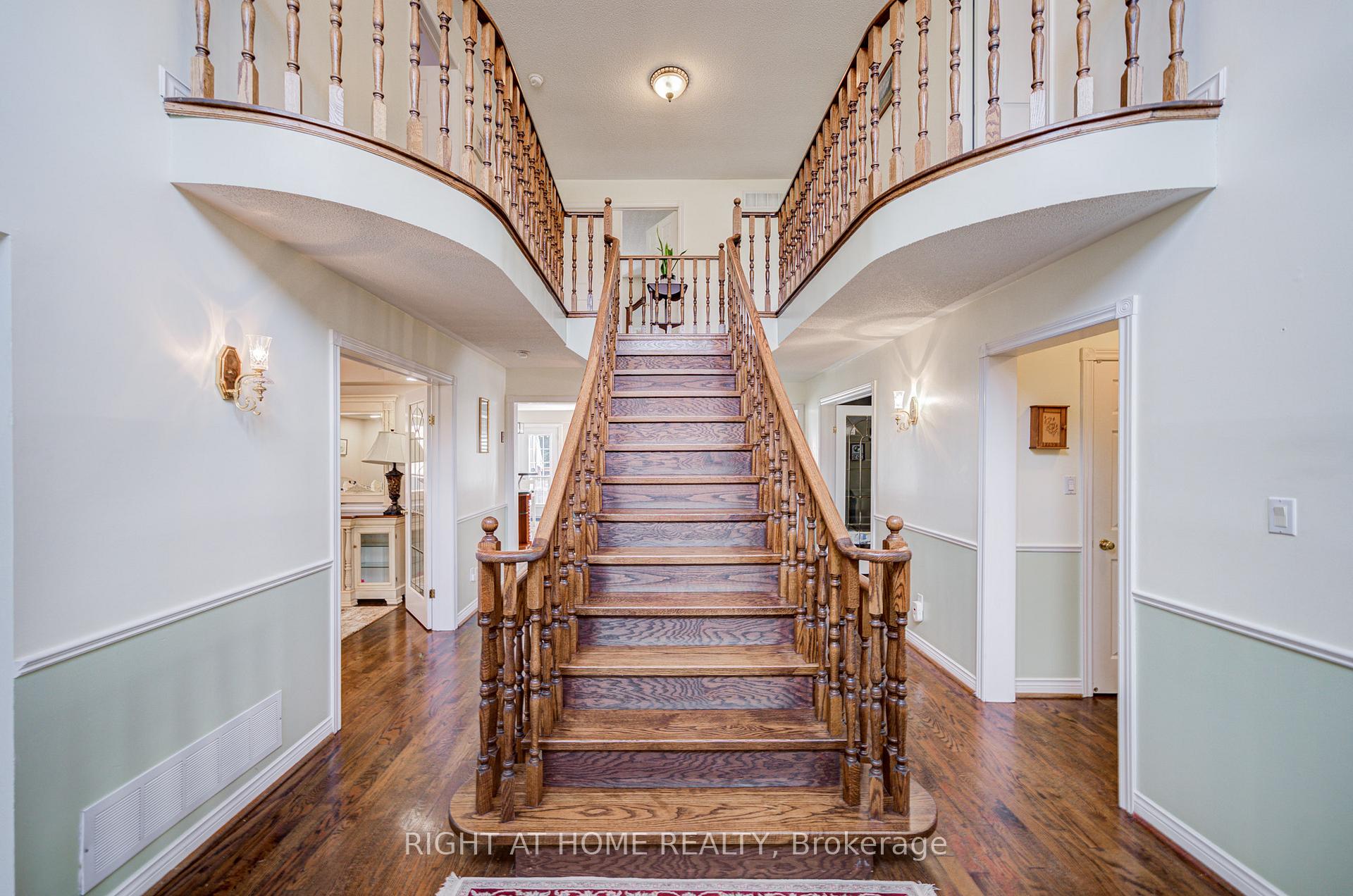 Photo 5 of 128 Carlyle Crescent, Aurora, Aurora Highlands — HOMEH