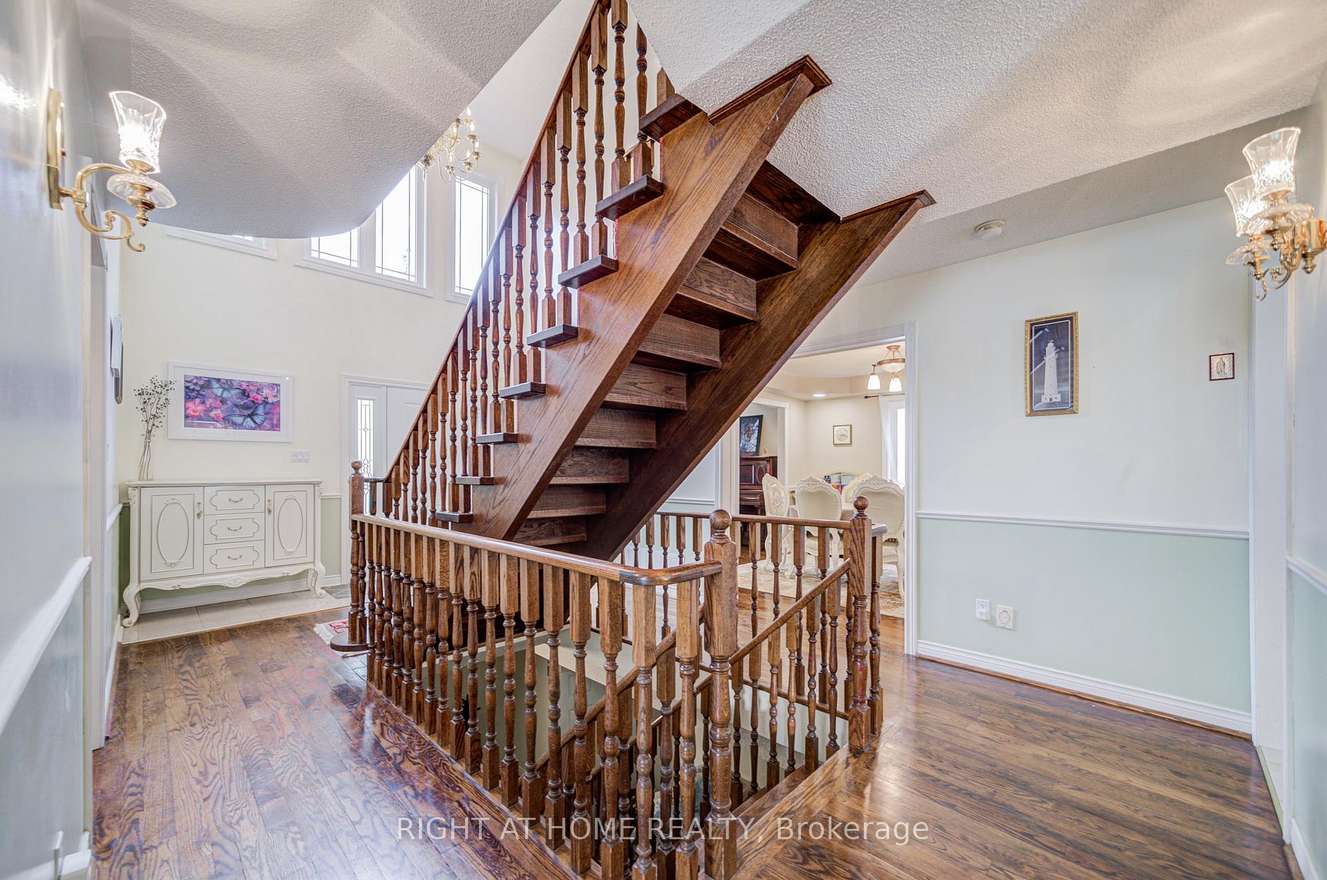 Photo 7 of 128 Carlyle Crescent, Aurora, Aurora Highlands — HOMEH