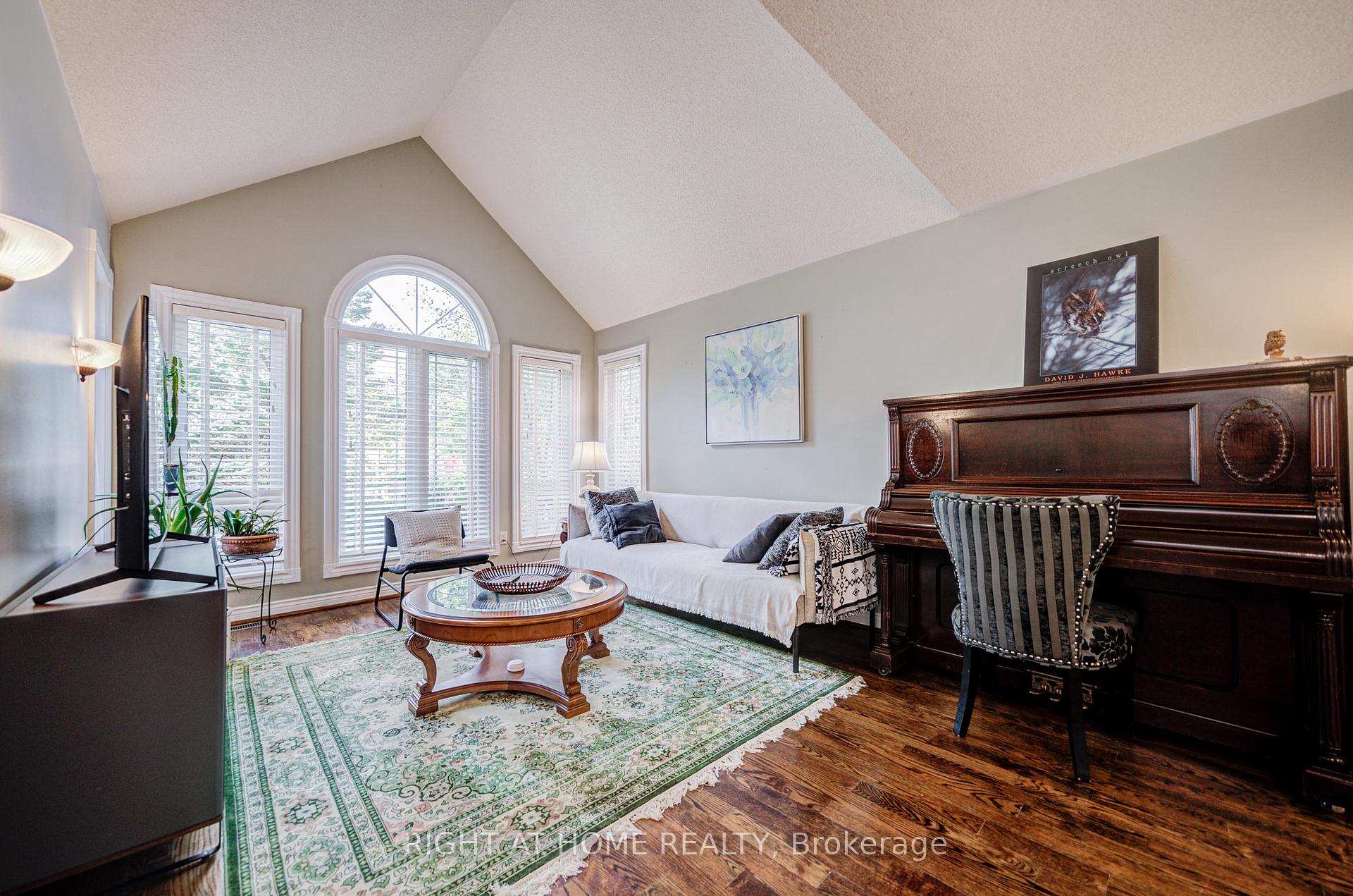 Photo 12 of 128 Carlyle Crescent, Aurora, Aurora Highlands — HOMEH