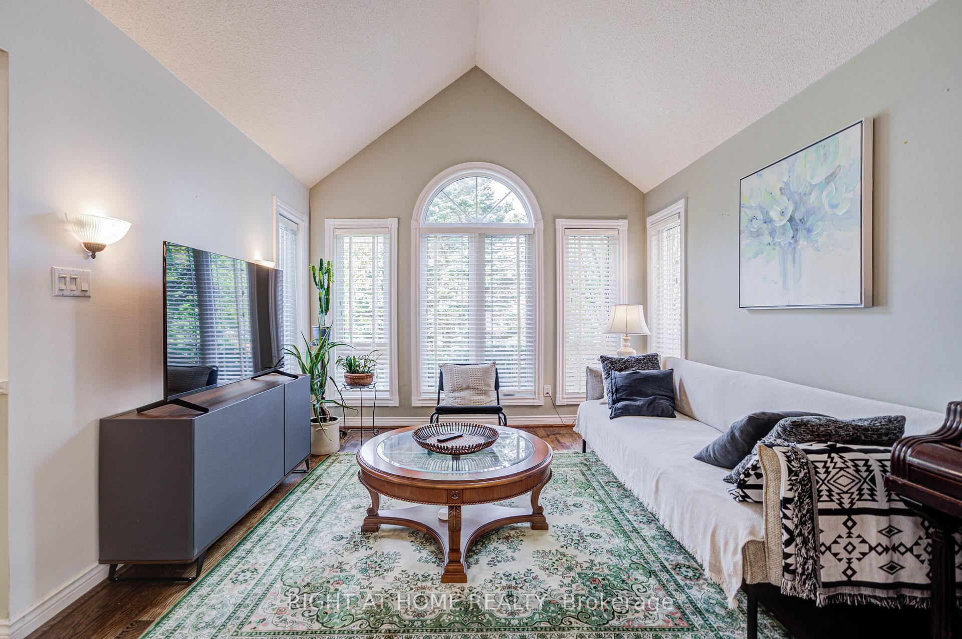 Photo 8 of 128 Carlyle Crescent, Aurora, Aurora Highlands — HOMEH