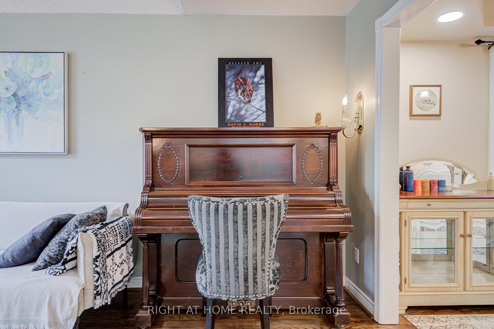 Photo 10 of 128 Carlyle Crescent, Aurora, Aurora Highlands — HOMEH