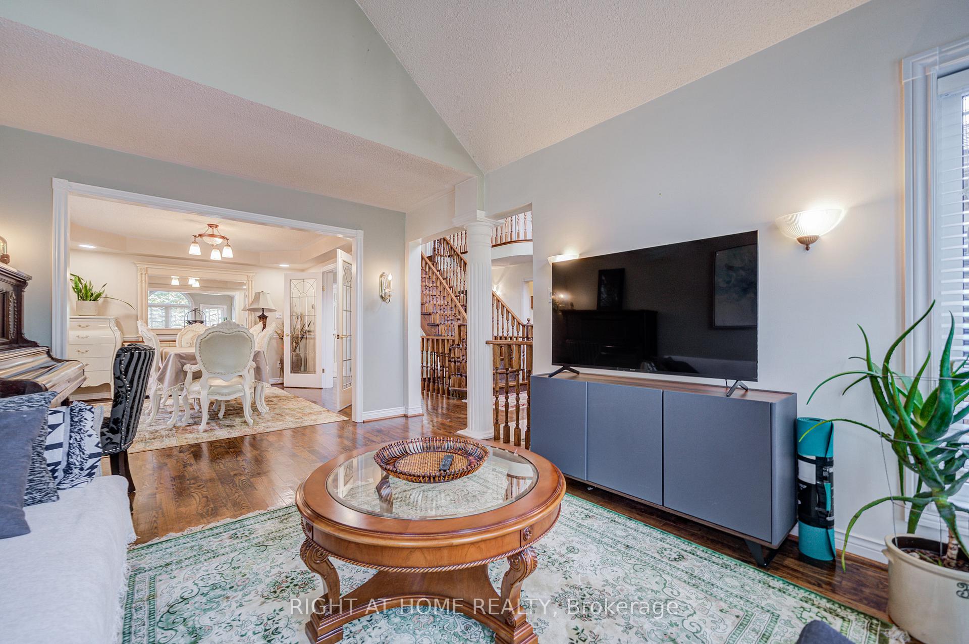 Photo 13 of 128 Carlyle Crescent, Aurora, Aurora Highlands — HOMEH