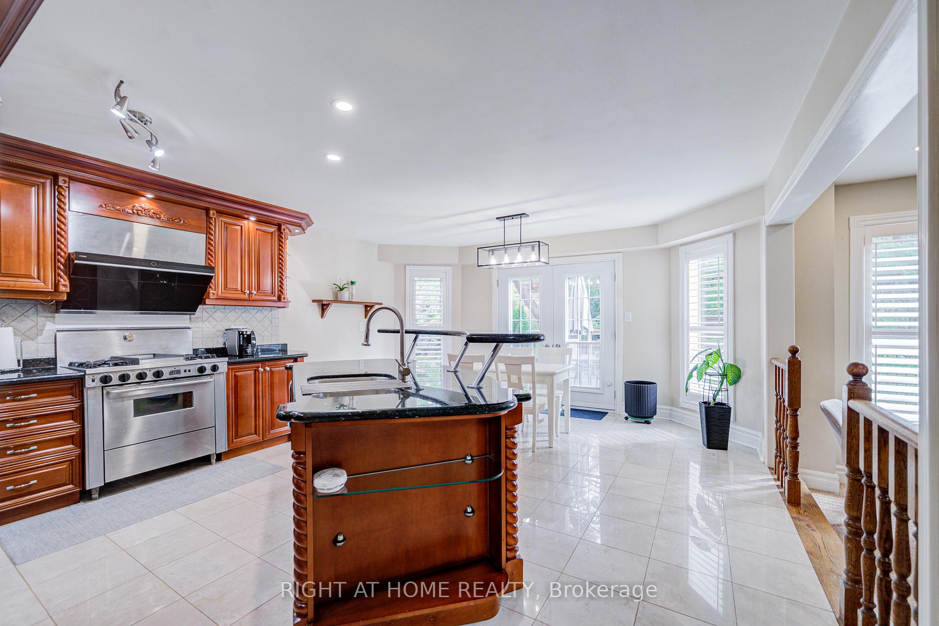 Photo 16 of 128 Carlyle Crescent, Aurora, Aurora Highlands — HOMEH
