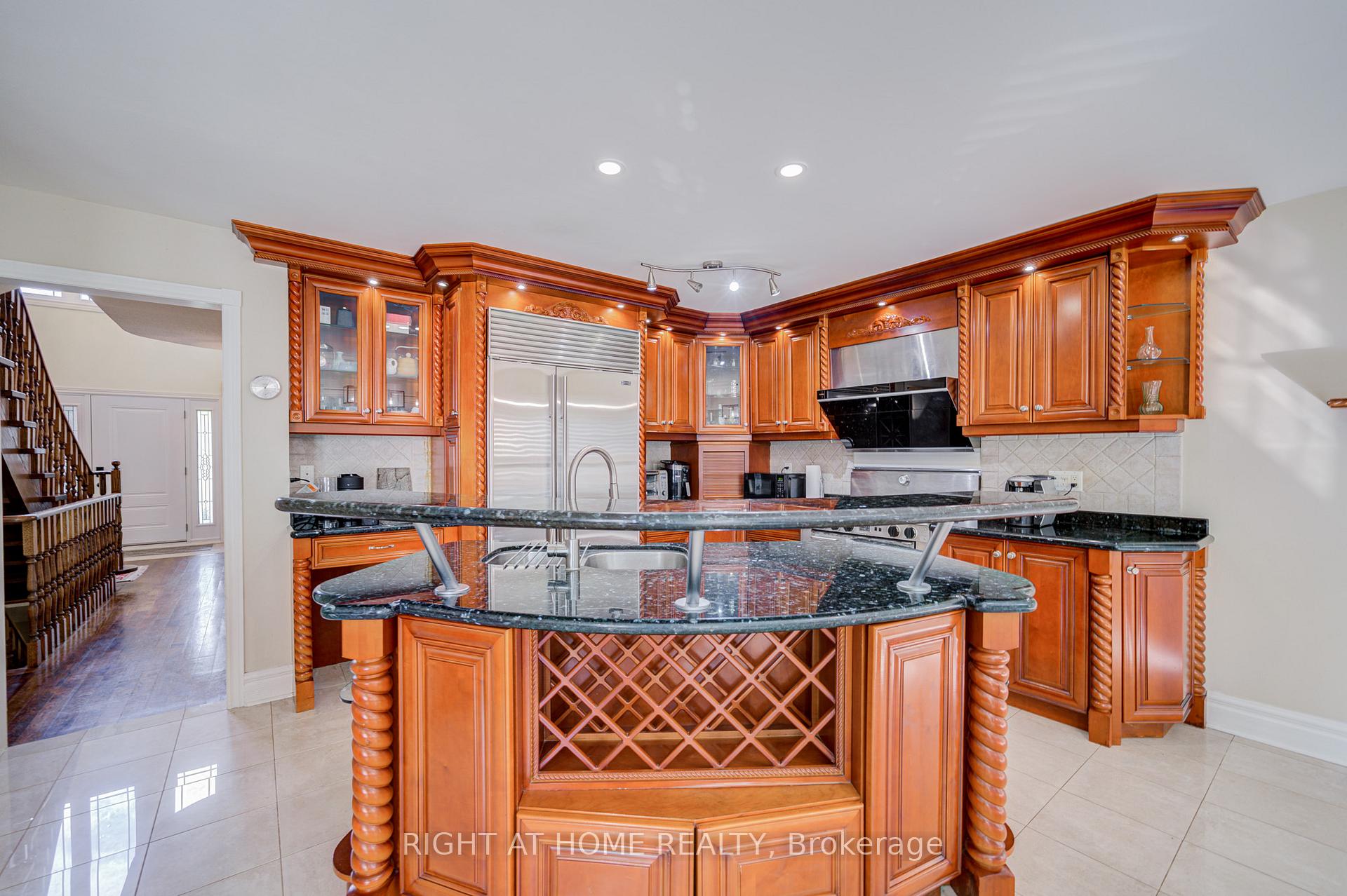 Photo 14 of 128 Carlyle Crescent, Aurora, Aurora Highlands — HOMEH